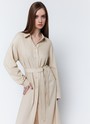 Платье-рубашка, цвет: бежевый Allweneed
Платье-рубашка длины миди. Застежка на пуговицы. Паты позволяют регулировать длину рукава. Плотный гладкий лен, мягкий и приятный на ощупь. Благодаря натуральным материалам модель дышит и впитывает влагу. Мы любим составлять с платьем образы на каждый день. Такие модели напоминают нам о ретро-фильмах. Можно носить как платье с поясом или надевать поверх топов и футболок вторым слоем. Наш фаворит оттенок сочной зелени.
На модели размер XS