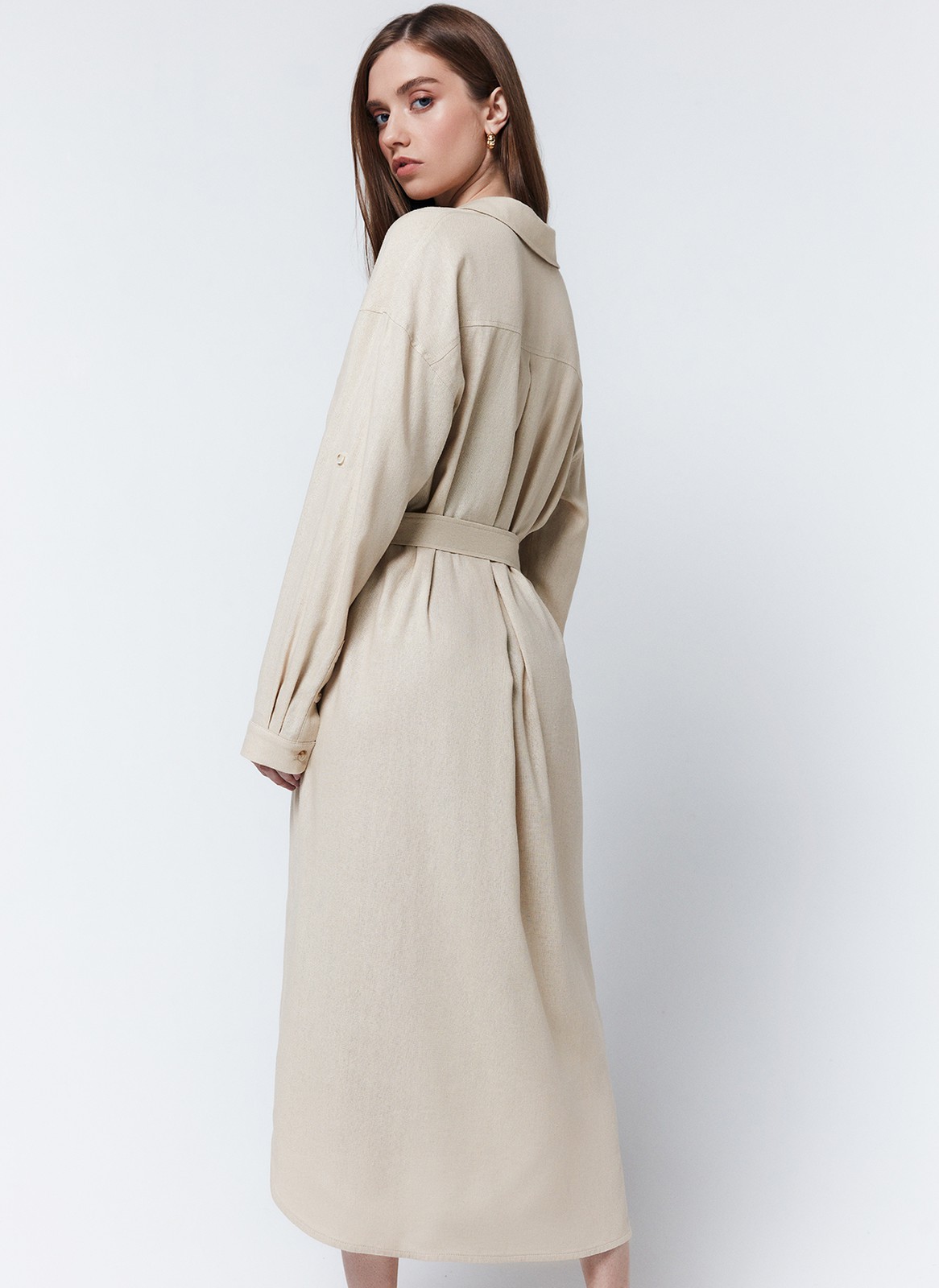 Платье-рубашка, цвет: бежевый Allweneed
Платье-рубашка длины миди. Застежка на пуговицы. Паты позволяют регулировать длину рукава. Плотный гладкий лен, мягкий и приятный на ощупь. Благодаря натуральным материалам модель дышит и впитывает влагу. Мы любим составлять с платьем образы на каждый день. Такие модели напоминают нам о ретро-фильмах. Можно носить как платье с поясом или надевать поверх топов и футболок вторым слоем. Наш фаворит оттенок сочной зелени.
На модели размер XS