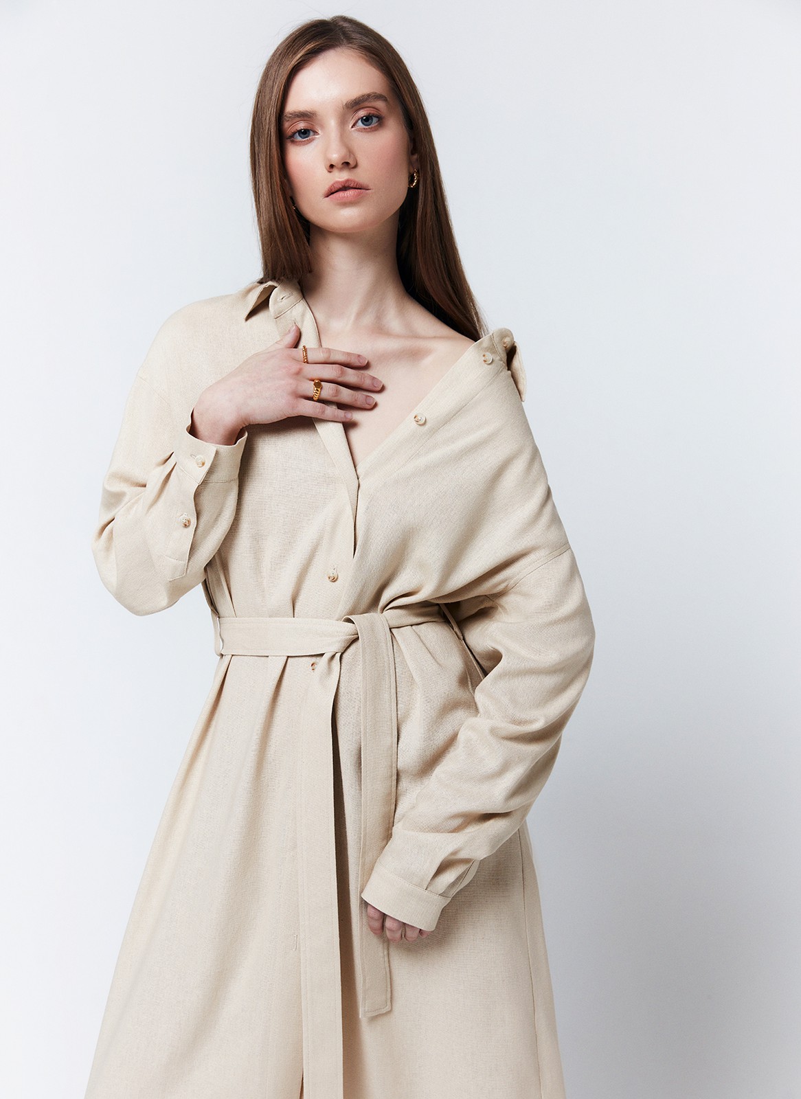 Платье-рубашка, цвет: бежевый Allweneed
Платье-рубашка длины миди. Застежка на пуговицы. Паты позволяют регулировать длину рукава. Плотный гладкий лен, мягкий и приятный на ощупь. Благодаря натуральным материалам модель дышит и впитывает влагу. Мы любим составлять с платьем образы на каждый день. Такие модели напоминают нам о ретро-фильмах. Можно носить как платье с поясом или надевать поверх топов и футболок вторым слоем. Наш фаворит оттенок сочной зелени.
На модели размер XS