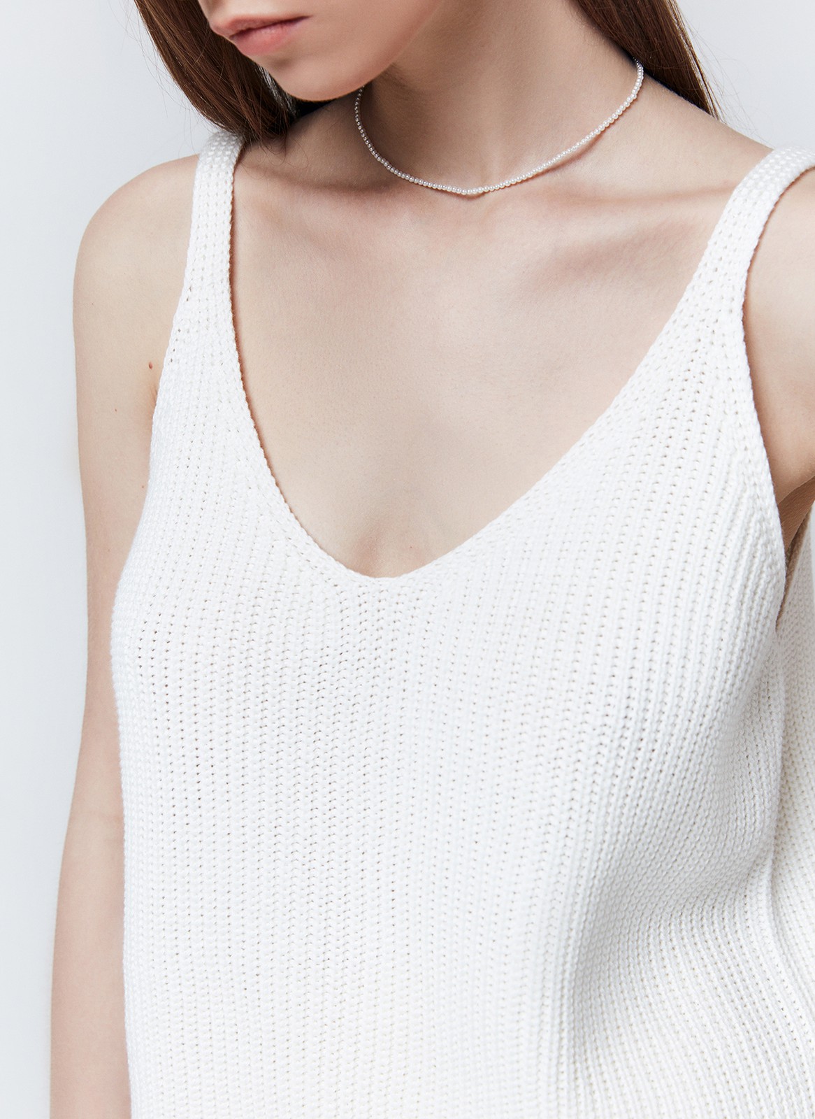 


Вязаный топ в крупный рубчик. Тонкие бретели и глубокий V-образныйвырез. Благодаря хлопковой нити мягкий топ отлично держит форму и позволяет вашей коже дышать. Так, если не знаете, что надеть в летнюю погоду наденьте этот топ. Можно сочетать с любым низом: джинсами, брюками, шортами и юбками.

На модели размерXS/S