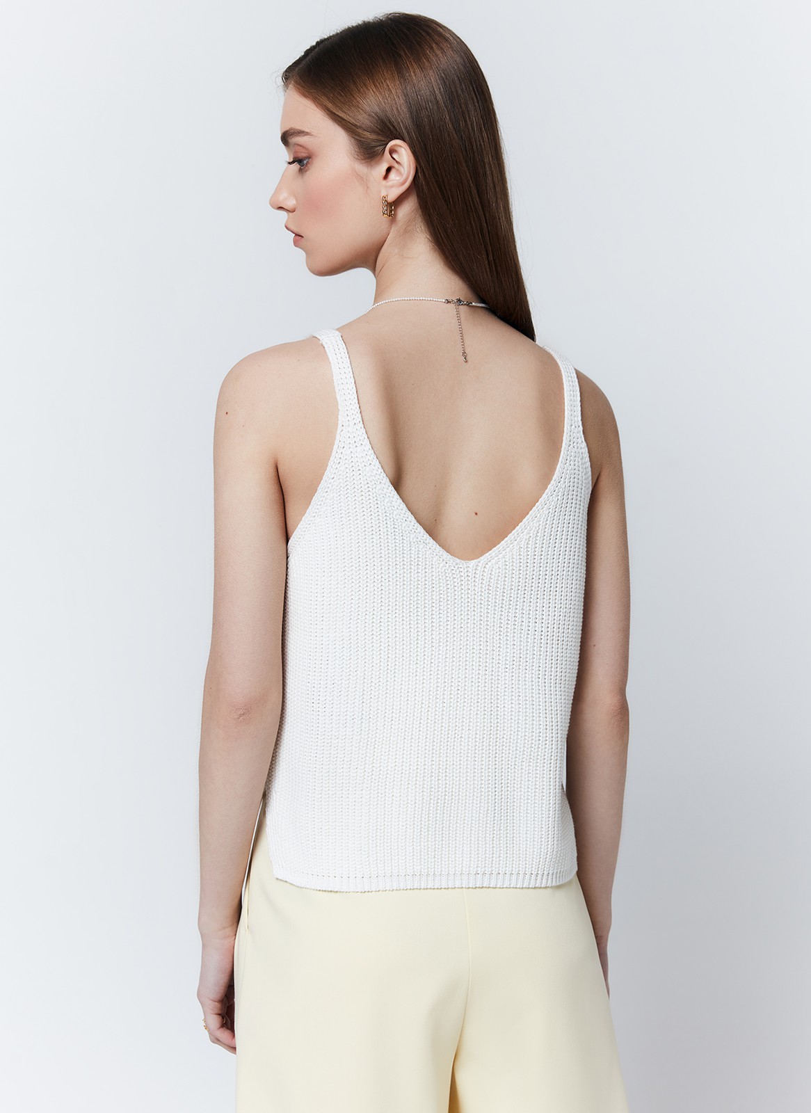 


Вязаный топ в крупный рубчик. Тонкие бретели и глубокий V-образныйвырез. Благодаря хлопковой нити мягкий топ отлично держит форму и позволяет вашей коже дышать. Так, если не знаете, что надеть в летнюю погоду наденьте этот топ. Можно сочетать с любым низом: джинсами, брюками, шортами и юбками.

На модели размерXS/S