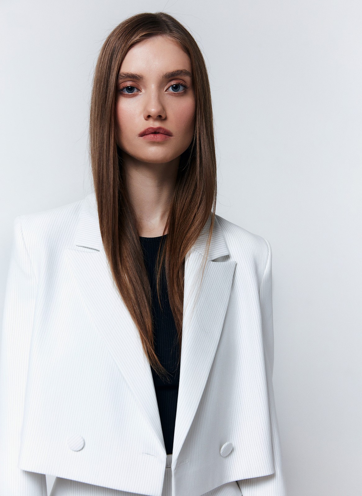 Кроп-Жакет, цвет: Молочный в полоску Allweneed
Укороченный двубортный жакет на двух пуговицах акцентная модель коллекции, чтобы ощутить себя героиней фильма из 00-х. Свободный силуэт и лаконичный крой. Для жакета выбрали плотную и мягкую костюмную ткань, которая отлично держит форму. Изделие на подкладочной ткани. Рекомендуем носить жакет в комплекте с юбкой из новой коллекции.
На модели размер XS