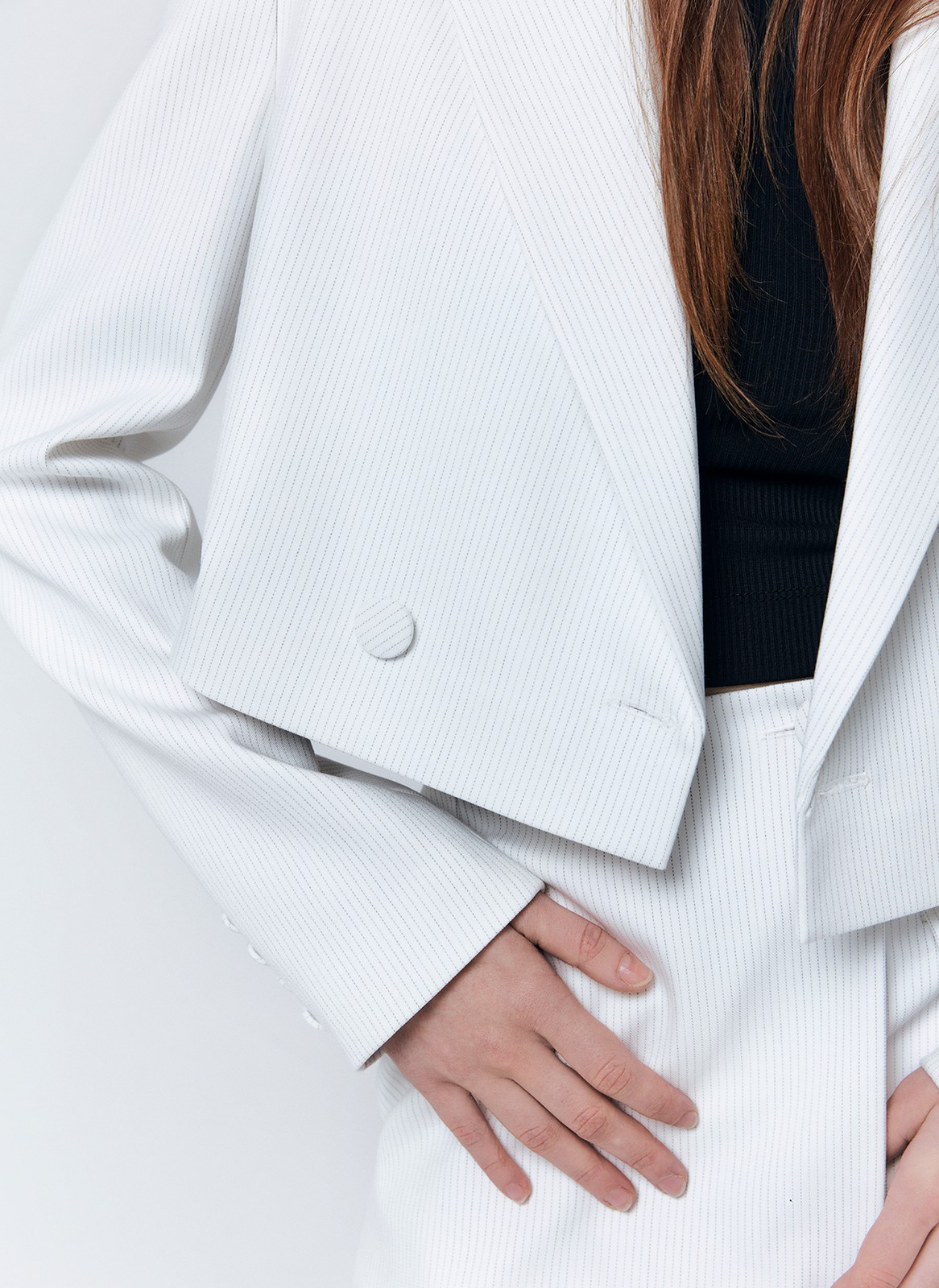 Кроп-Жакет, цвет: Молочный в полоску Allweneed
Укороченный двубортный жакет на двух пуговицах акцентная модель коллекции, чтобы ощутить себя героиней фильма из 00-х. Свободный силуэт и лаконичный крой. Для жакета выбрали плотную и мягкую костюмную ткань, которая отлично держит форму. Изделие на подкладочной ткани. Рекомендуем носить жакет в комплекте с юбкой из новой коллекции.
На модели размер XS