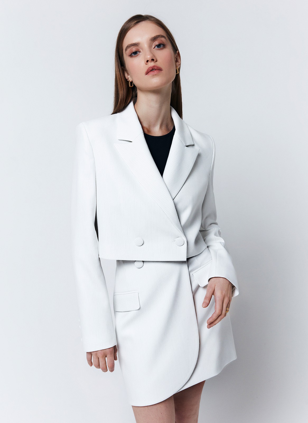 Кроп-Жакет, цвет: Молочный в полоску Allweneed
Укороченный двубортный жакет на двух пуговицах акцентная модель коллекции, чтобы ощутить себя героиней фильма из 00-х. Свободный силуэт и лаконичный крой. Для жакета выбрали плотную и мягкую костюмную ткань, которая отлично держит форму. Изделие на подкладочной ткани. Рекомендуем носить жакет в комплекте с юбкой из новой коллекции.
На модели размер XS