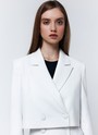 Кроп-Жакет, цвет: Молочный в полоску Allweneed
Укороченный двубортный жакет на двух пуговицах акцентная модель коллекции, чтобы ощутить себя героиней фильма из 00-х. Свободный силуэт и лаконичный крой. Для жакета выбрали плотную и мягкую костюмную ткань, которая отлично держит форму. Изделие на подкладочной ткани. Рекомендуем носить жакет в комплекте с юбкой из новой коллекции.
На модели размер XS