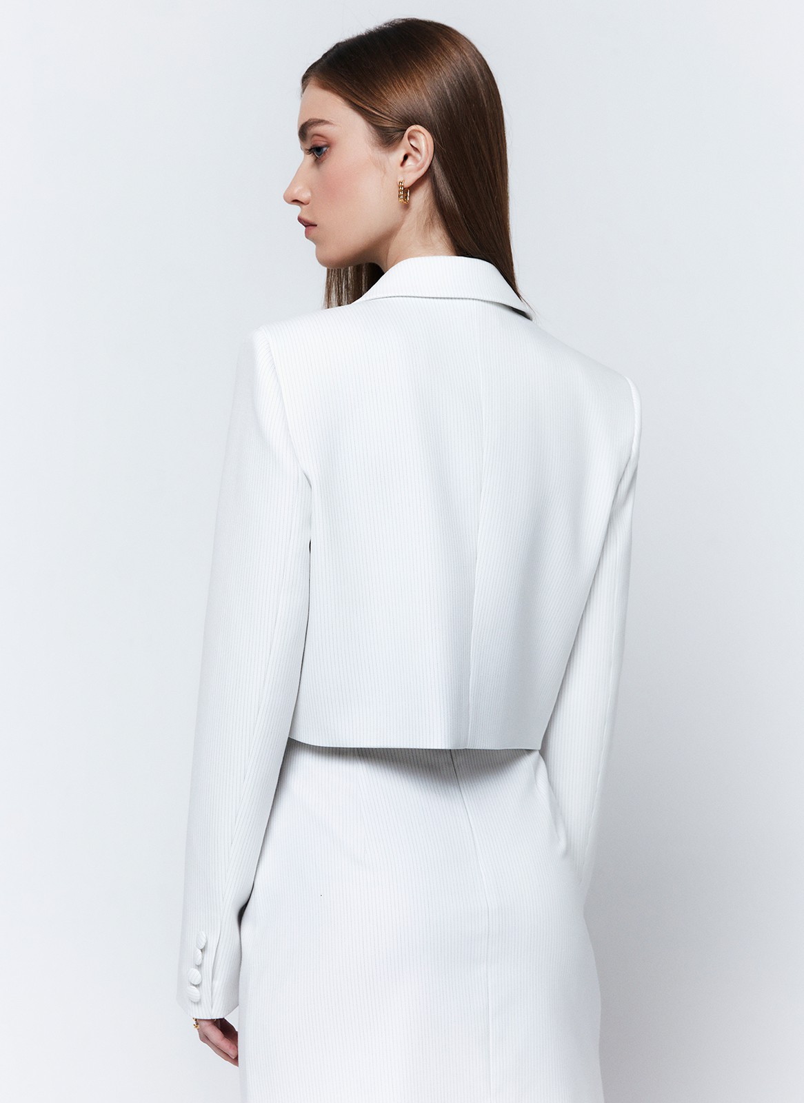 Кроп-Жакет, цвет: Молочный в полоску Allweneed
Укороченный двубортный жакет на двух пуговицах акцентная модель коллекции, чтобы ощутить себя героиней фильма из 00-х. Свободный силуэт и лаконичный крой. Для жакета выбрали плотную и мягкую костюмную ткань, которая отлично держит форму. Изделие на подкладочной ткани. Рекомендуем носить жакет в комплекте с юбкой из новой коллекции.
На модели размер XS