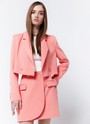 


Укороченный двубортный жакет на двух пуговицах акцентная модель коллекции, чтобы ощутить себя героиней фильма из 00-х. Свободный силуэт и лаконичный крой. Для жакета выбрали плотную и мягкую костюмную ткань, которая отлично держит форму. Изделие на подкладочной ткани. Рекомендуем носить жакет в комплекте с юбкой из новой коллекции.

На модели размер XS