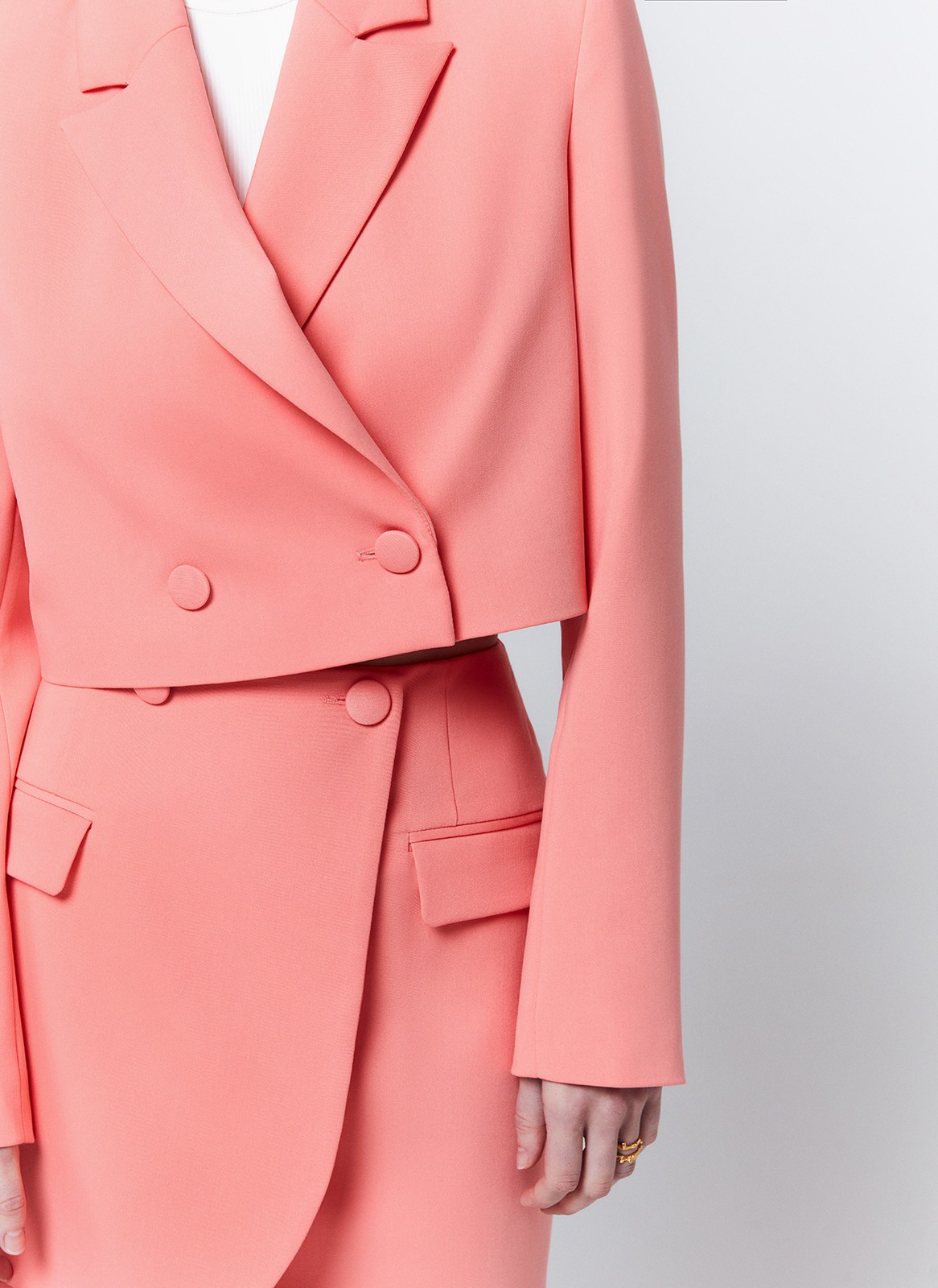 


Укороченный двубортный жакет на двух пуговицах акцентная модель коллекции, чтобы ощутить себя героиней фильма из 00-х. Свободный силуэт и лаконичный крой. Для жакета выбрали плотную и мягкую костюмную ткань, которая отлично держит форму. Изделие на подкладочной ткани. Рекомендуем носить жакет в комплекте с юбкой из новой коллекции.

На модели размер XS