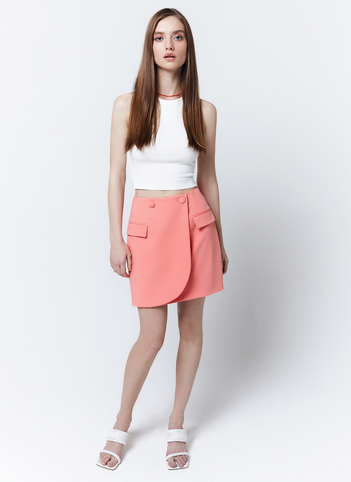 Юбка Мини, цвет: коралловый Allweneed
Юбка длины мини с имитацией запаха. Пуговицы, обтянутые собственной тканью и накладные клапаны. Посадка на талии. Мы изготовили модель из прочной костюмной ткани, благодаря этому юбка хорошо садится по фигуре. Прекрасно смотрится с укороченным жакетом.
На модели размер XS