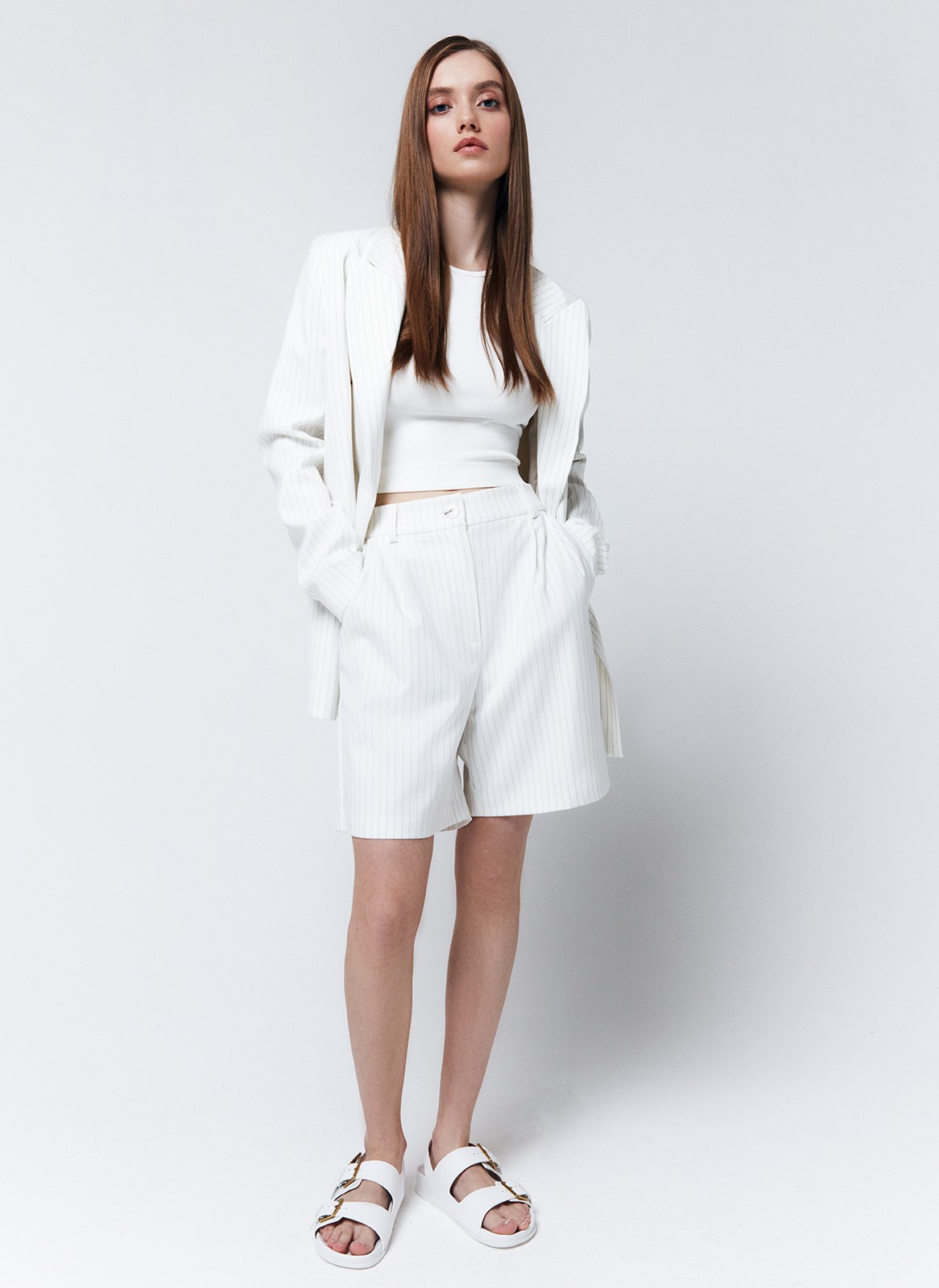 Шорты - Бермуды, цвет: Молочный в полоску Allweneed
Шорты-бермуды, которые по стилю напоминают классические брюки. Для модели выбрали матовую и гладкую костюмную ткань Застежка на молнию и пуговицу. Когда устанете от брюк в офисе, замените их на шорты. Шорты легко стилизовать: просто добавьте легкий жакет или составьте образ с футболкой и спортивной обувью.
На модели размер XS