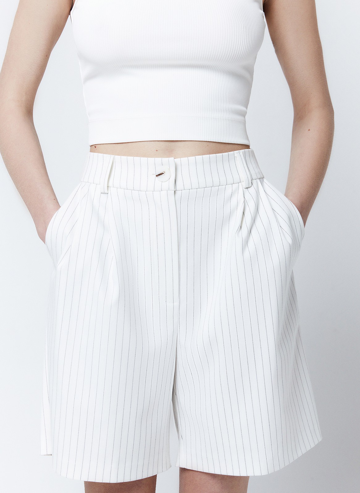 Шорты - Бермуды, цвет: Молочный в полоску Allweneed
Шорты-бермуды, которые по стилю напоминают классические брюки. Для модели выбрали матовую и гладкую костюмную ткань Застежка на молнию и пуговицу. Когда устанете от брюк в офисе, замените их на шорты. Шорты легко стилизовать: просто добавьте легкий жакет или составьте образ с футболкой и спортивной обувью.
На модели размер XS