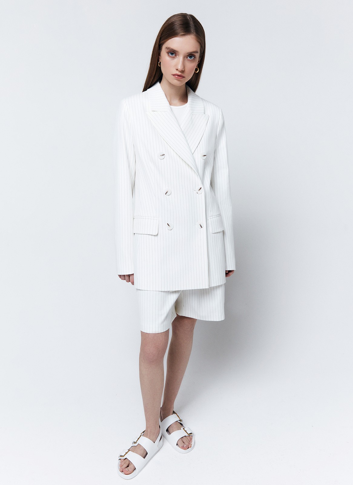 Жакет двубортный, цвет: Молочный в полоску Allweneed
Свободный двубортный жакет в стиле мужского удлинённого пиджака. Модель из гладкой и плотной костюмной ткани. Застежка на пуговицы. Классический воротник и лацканы. Жакет с подкладочной тканью. Можно носить и с формальными брюками, и с джинсами, и с платьем из шелка.
На модели размер S