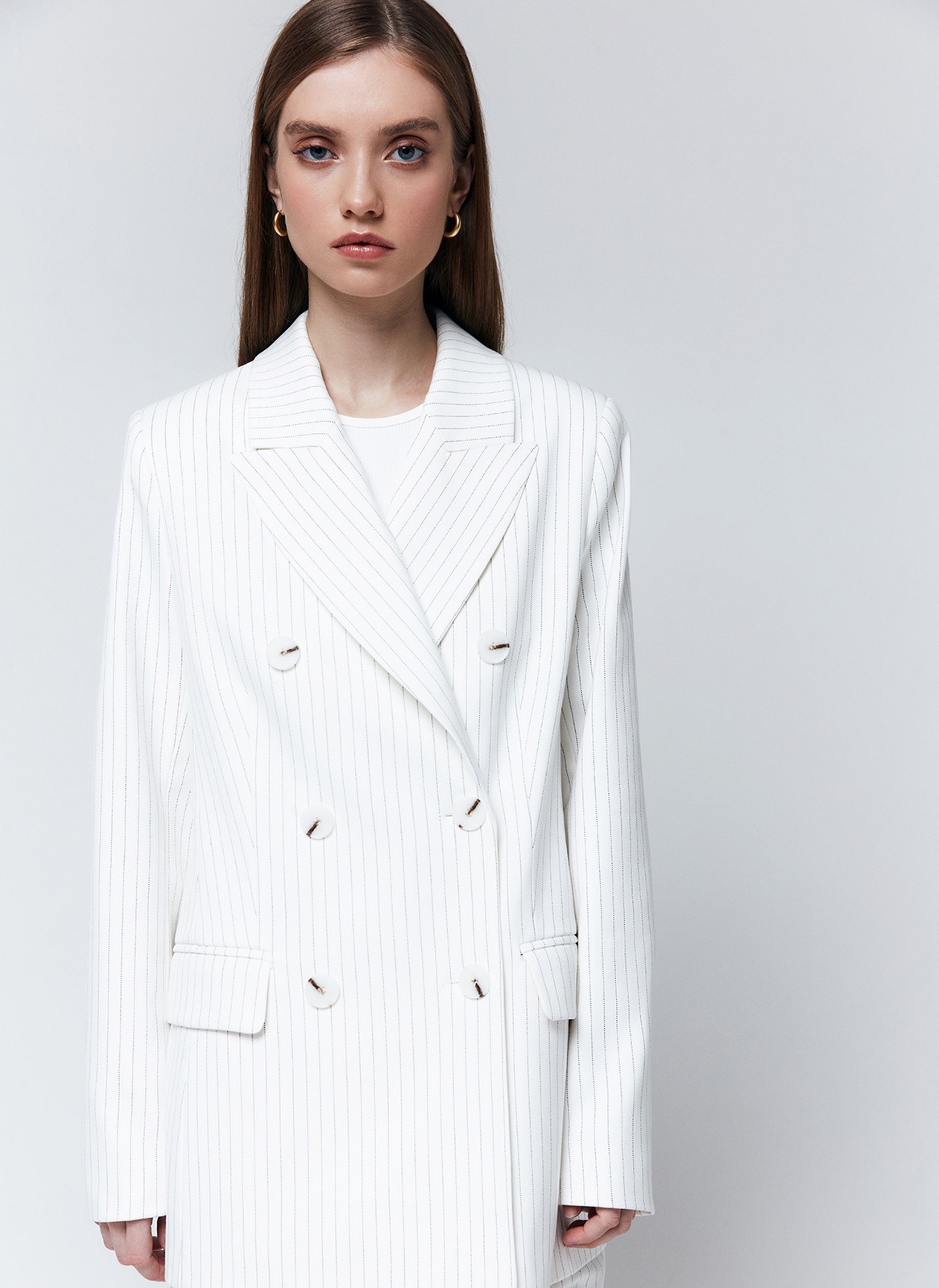 Жакет двубортный, цвет: Молочный в полоску Allweneed
Свободный двубортный жакет в стиле мужского удлинённого пиджака. Модель из гладкой и плотной костюмной ткани. Застежка на пуговицы. Классический воротник и лацканы. Жакет с подкладочной тканью. Можно носить и с формальными брюками, и с джинсами, и с платьем из шелка.
На модели размер S