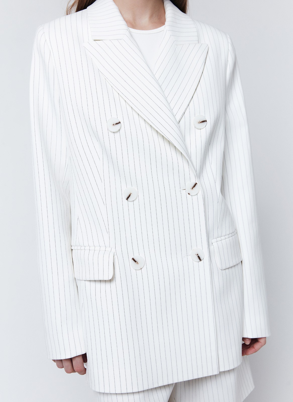 Жакет двубортный, цвет: Молочный в полоску Allweneed
Свободный двубортный жакет в стиле мужского удлинённого пиджака. Модель из гладкой и плотной костюмной ткани. Застежка на пуговицы. Классический воротник и лацканы. Жакет с подкладочной тканью. Можно носить и с формальными брюками, и с джинсами, и с платьем из шелка.
На модели размер S