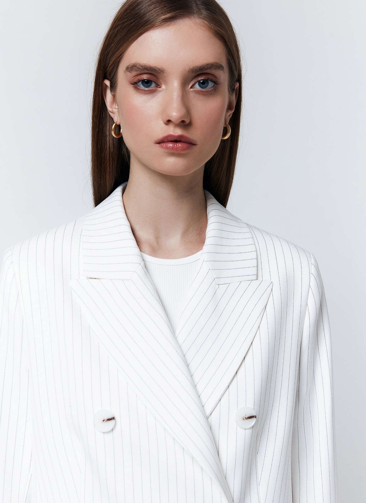 Жакет двубортный, цвет: Молочный в полоску Allweneed
Свободный двубортный жакет в стиле мужского удлинённого пиджака. Модель из гладкой и плотной костюмной ткани. Застежка на пуговицы. Классический воротник и лацканы. Жакет с подкладочной тканью. Можно носить и с формальными брюками, и с джинсами, и с платьем из шелка.
На модели размер S