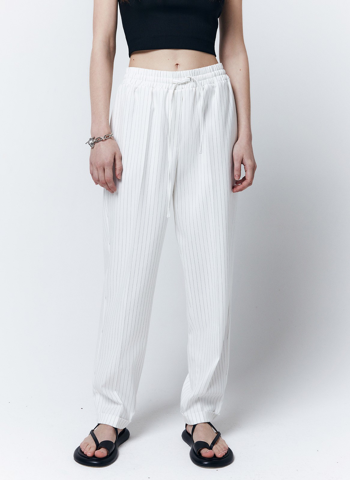 Брюки зауженные с манжетом, цвет: Молочный в полоску Allweneed
Немного зауженные книзу брюки с эластичным поясом. Пояс фиксируется шнурком из собственной ткани. Приятная на ощупь матовая ткань средней плотности хорошо держит форму и почти не мнется. Слегка зауженная модель подчеркивает красоту бедер. Мы носим эту модель и в офис, и на прогулку, и на свидание. Сочетайте с жакетом из новой коллекции.
На модели размер XS