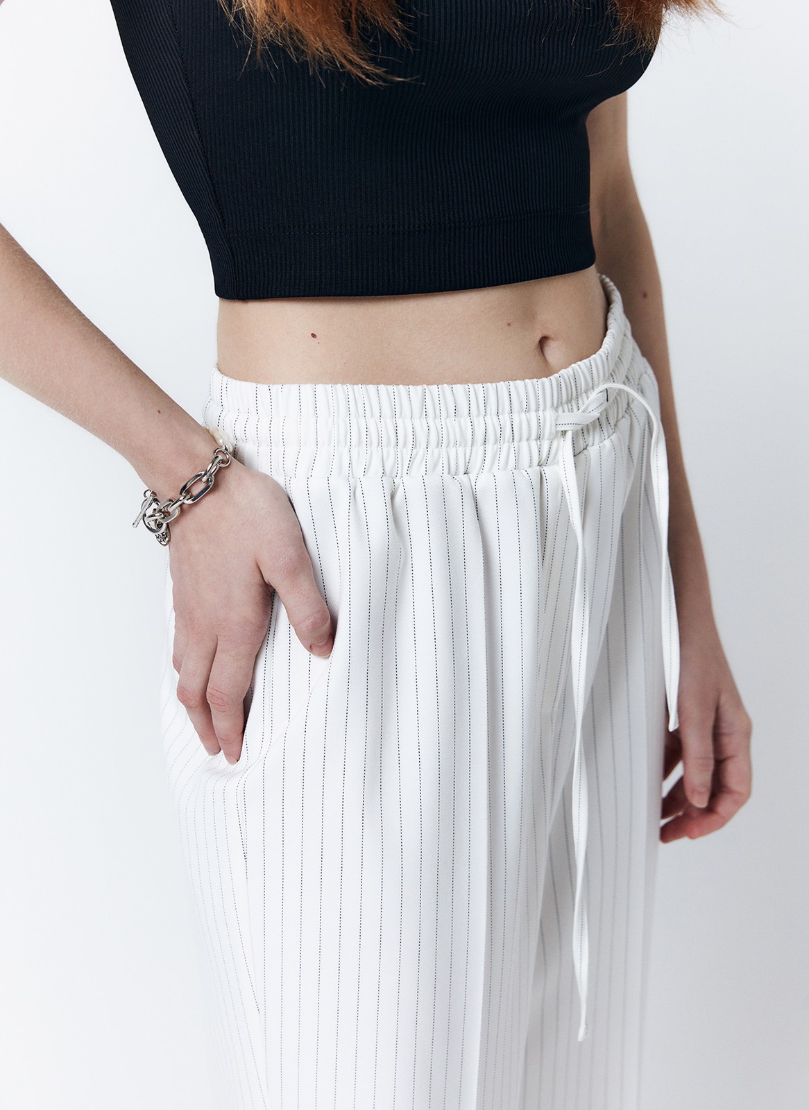 Брюки зауженные с манжетом, цвет: Молочный в полоску Allweneed
Немного зауженные книзу брюки с эластичным поясом. Пояс фиксируется шнурком из собственной ткани. Приятная на ощупь матовая ткань средней плотности хорошо держит форму и почти не мнется. Слегка зауженная модель подчеркивает красоту бедер. Мы носим эту модель и в офис, и на прогулку, и на свидание. Сочетайте с жакетом из новой коллекции.
На модели размер XS