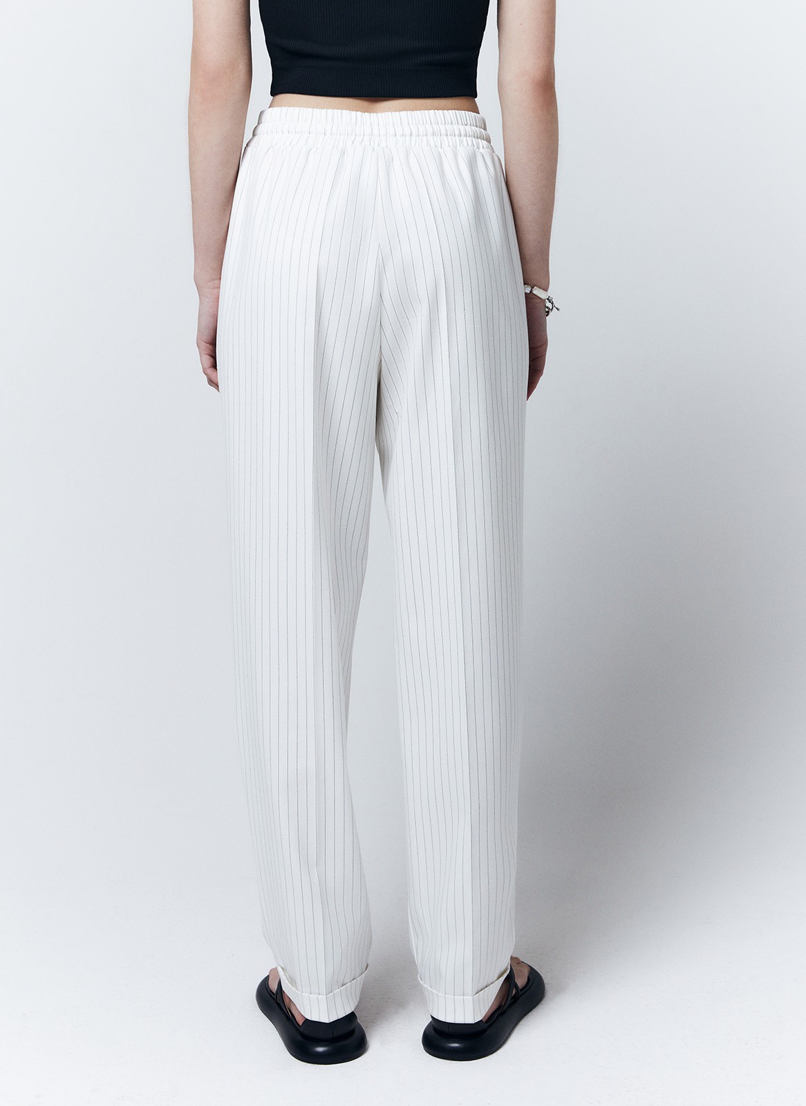 Брюки зауженные с манжетом, цвет: Молочный в полоску Allweneed
Немного зауженные книзу брюки с эластичным поясом. Пояс фиксируется шнурком из собственной ткани. Приятная на ощупь матовая ткань средней плотности хорошо держит форму и почти не мнется. Слегка зауженная модель подчеркивает красоту бедер. Мы носим эту модель и в офис, и на прогулку, и на свидание. Сочетайте с жакетом из новой коллекции.
На модели размер XS