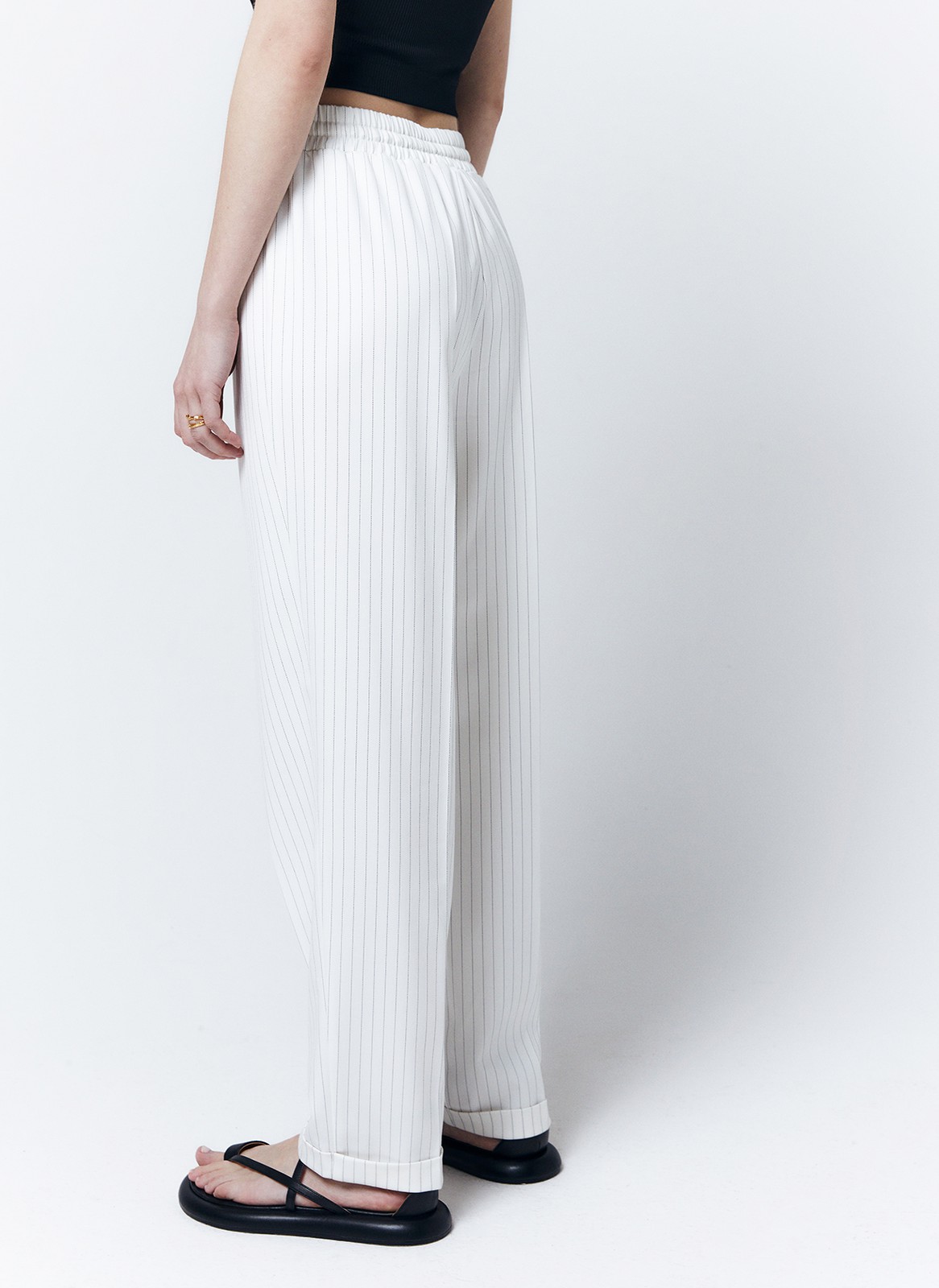 Брюки зауженные с манжетом, цвет: Молочный в полоску Allweneed
Немного зауженные книзу брюки с эластичным поясом. Пояс фиксируется шнурком из собственной ткани. Приятная на ощупь матовая ткань средней плотности хорошо держит форму и почти не мнется. Слегка зауженная модель подчеркивает красоту бедер. Мы носим эту модель и в офис, и на прогулку, и на свидание. Сочетайте с жакетом из новой коллекции.
На модели размер XS