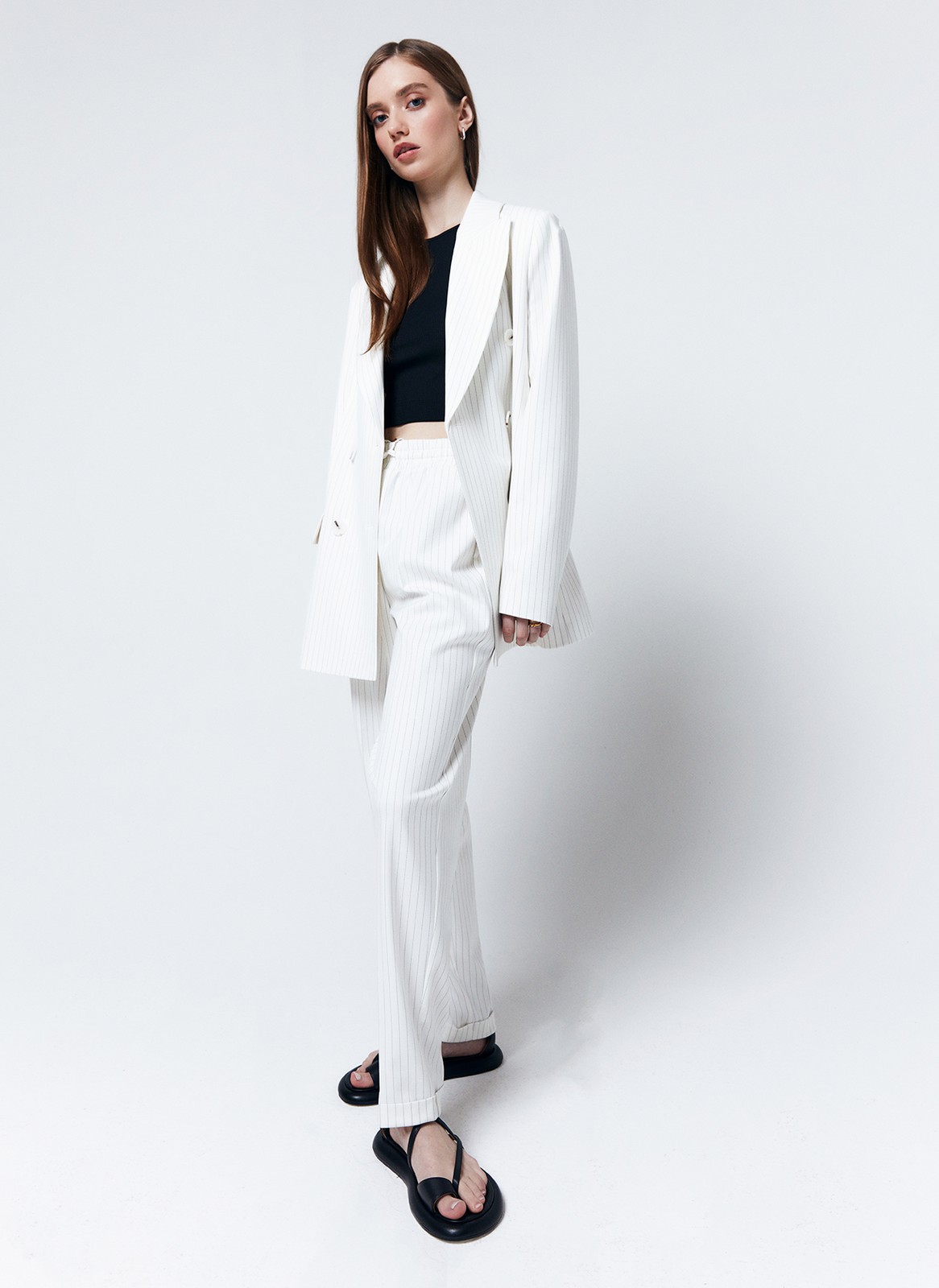 Брюки зауженные с манжетом, цвет: Молочный в полоску Allweneed
Немного зауженные книзу брюки с эластичным поясом. Пояс фиксируется шнурком из собственной ткани. Приятная на ощупь матовая ткань средней плотности хорошо держит форму и почти не мнется. Слегка зауженная модель подчеркивает красоту бедер. Мы носим эту модель и в офис, и на прогулку, и на свидание. Сочетайте с жакетом из новой коллекции.
На модели размер XS