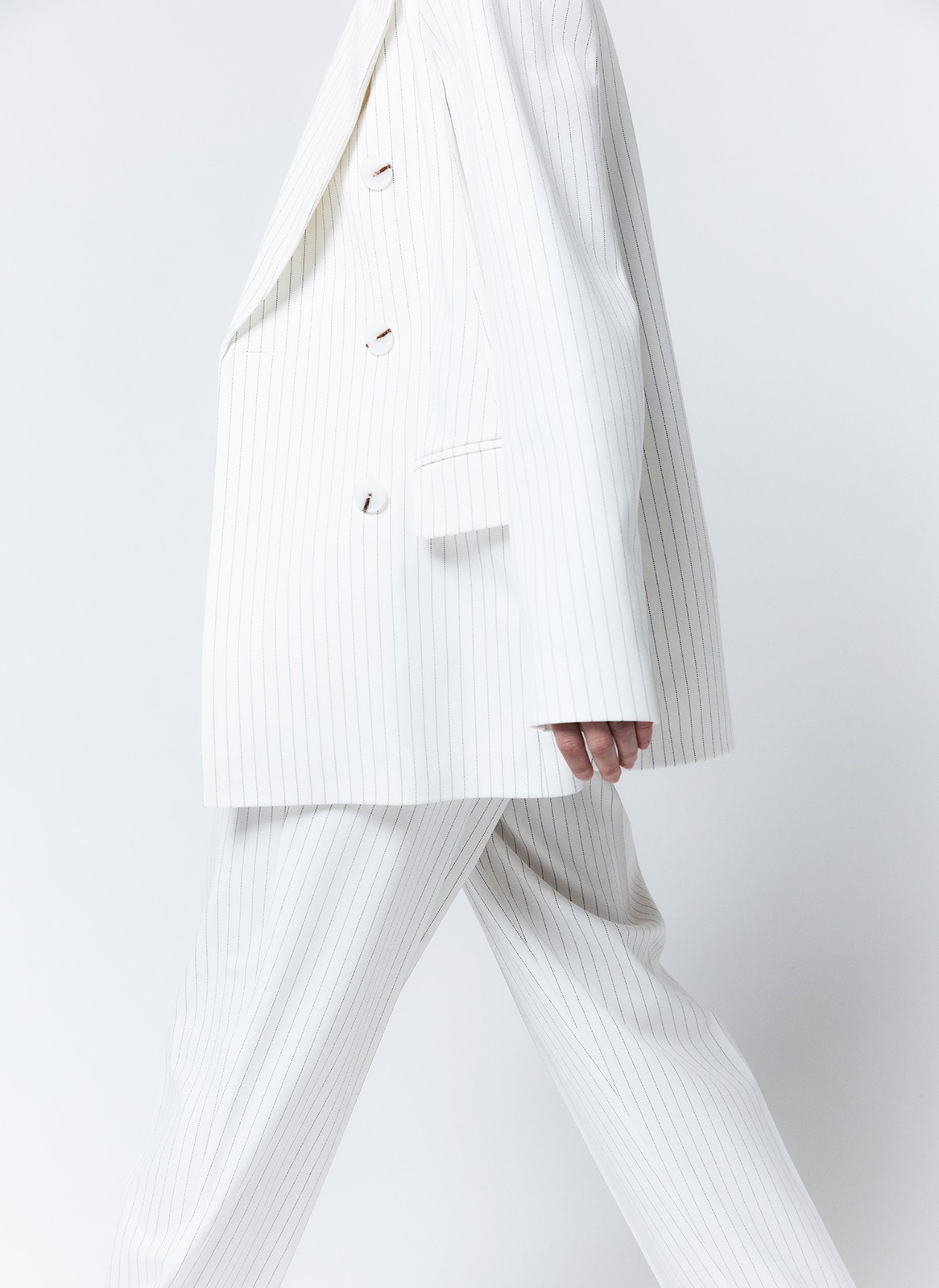 Жакет двубортный, цвет: Молочный в полоску Allweneed
Свободный двубортный жакет в стиле мужского удлинённого пиджака. Модель из гладкой и плотной костюмной ткани. Застежка на пуговицы. Классический воротник и лацканы. Жакет с подкладочной тканью. Можно носить и с формальными брюками, и с джинсами, и с платьем из шелка.
На модели размер S