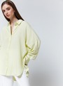 


Рубашка oversize акцентная модель базового гардероба. Модель выполнена из невесомой вискозы с матовой текстурой, а рубашка лимонного цвета с добавлением льна. Воротник и застежка на пуговицы. Закругленный низ. Мы знаем, что вам нравятся многофункциональные вещи. Рубашка впишется в любые образы, от расслабленных до формальных.

На модели размер XS\S
