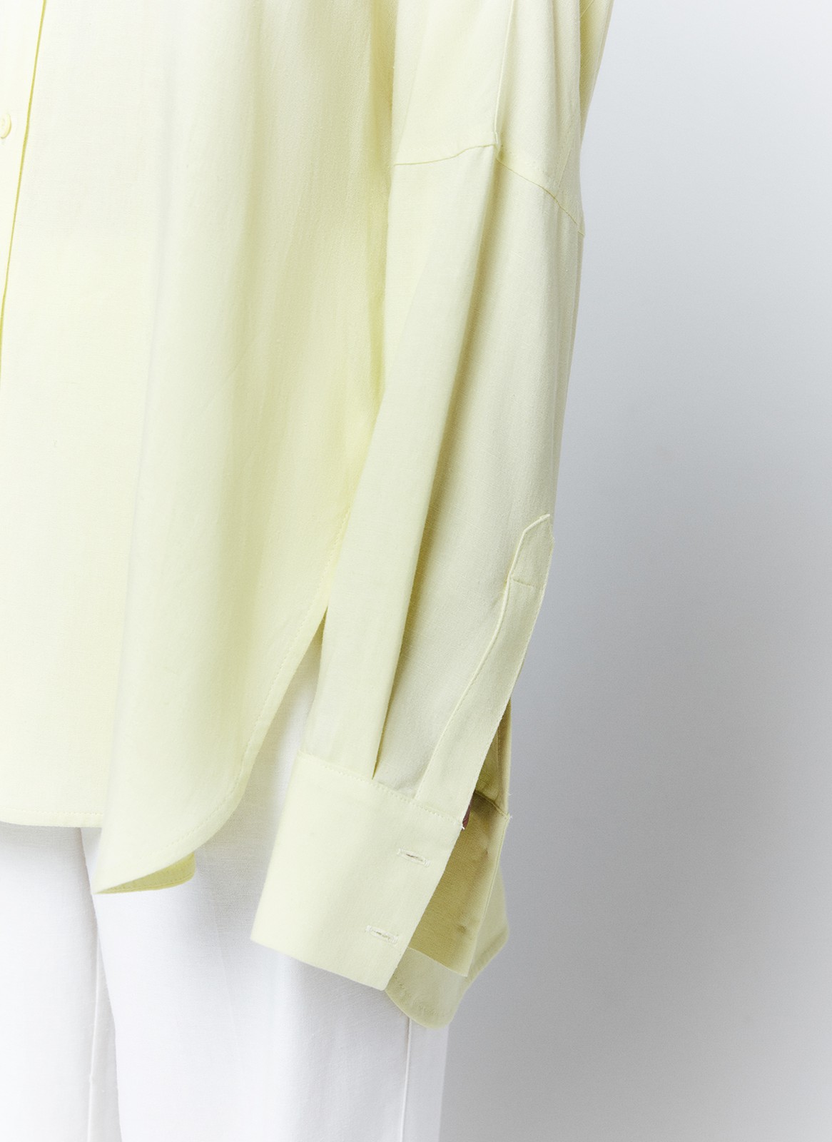 


Рубашка oversize акцентная модель базового гардероба. Модель выполнена из невесомой вискозы с матовой текстурой, а рубашка лимонного цвета с добавлением льна. Воротник и застежка на пуговицы. Закругленный низ. Мы знаем, что вам нравятся многофункциональные вещи. Рубашка впишется в любые образы, от расслабленных до формальных.

На модели размер XS\S