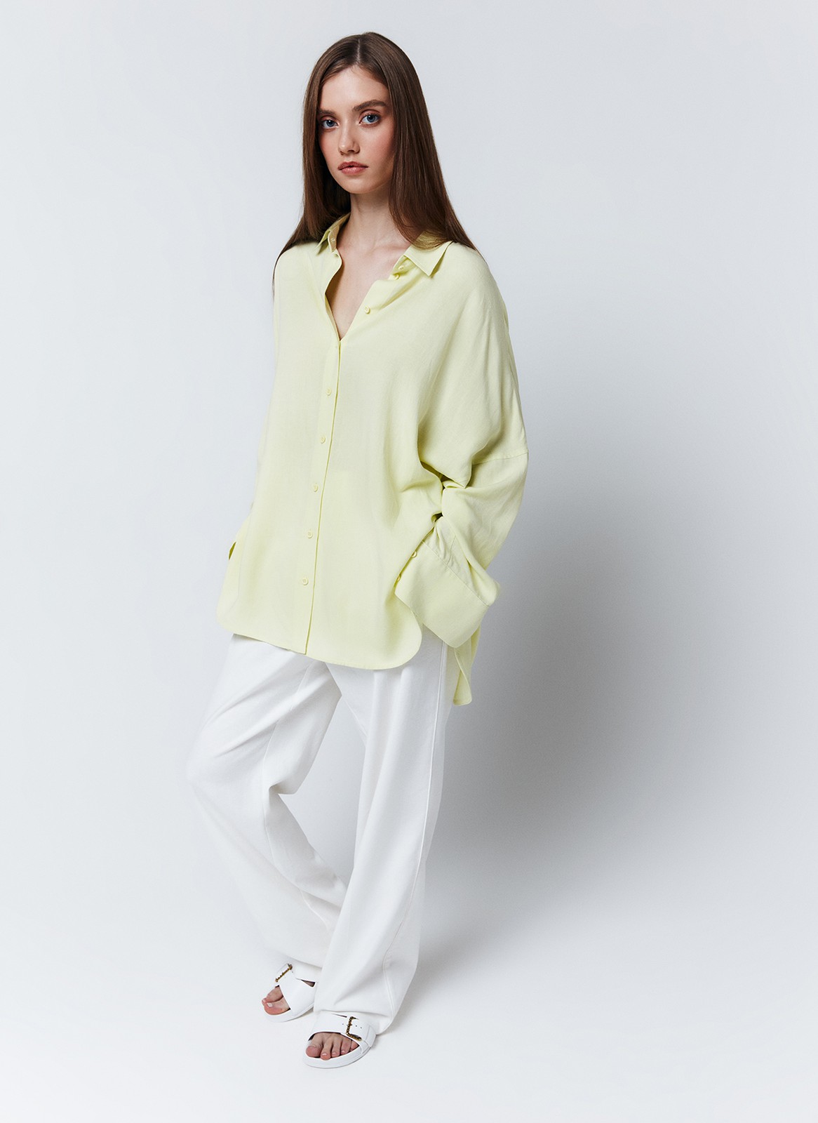 


Рубашка oversize акцентная модель базового гардероба. Модель выполнена из невесомой вискозы с матовой текстурой, а рубашка лимонного цвета с добавлением льна. Воротник и застежка на пуговицы. Закругленный низ. Мы знаем, что вам нравятся многофункциональные вещи. Рубашка впишется в любые образы, от расслабленных до формальных.

На модели размер XS\S