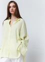 


Рубашка oversize акцентная модель базового гардероба. Модель выполнена из невесомой вискозы с матовой текстурой, а рубашка лимонного цвета с добавлением льна. Воротник и застежка на пуговицы. Закругленный низ. Мы знаем, что вам нравятся многофункциональные вещи. Рубашка впишется в любые образы, от расслабленных до формальных.

На модели размер XS\S
