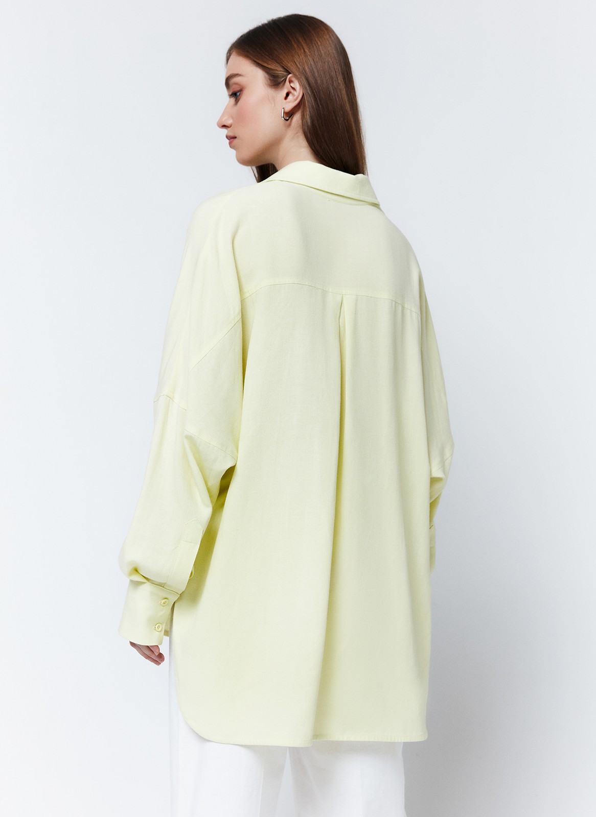 


Рубашка oversize акцентная модель базового гардероба. Модель выполнена из невесомой вискозы с матовой текстурой, а рубашка лимонного цвета с добавлением льна. Воротник и застежка на пуговицы. Закругленный низ. Мы знаем, что вам нравятся многофункциональные вещи. Рубашка впишется в любые образы, от расслабленных до формальных.

На модели размер XS\S