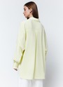 


Рубашка oversize акцентная модель базового гардероба. Модель выполнена из невесомой вискозы с матовой текстурой, а рубашка лимонного цвета с добавлением льна. Воротник и застежка на пуговицы. Закругленный низ. Мы знаем, что вам нравятся многофункциональные вещи. Рубашка впишется в любые образы, от расслабленных до формальных.

На модели размер XS\S
