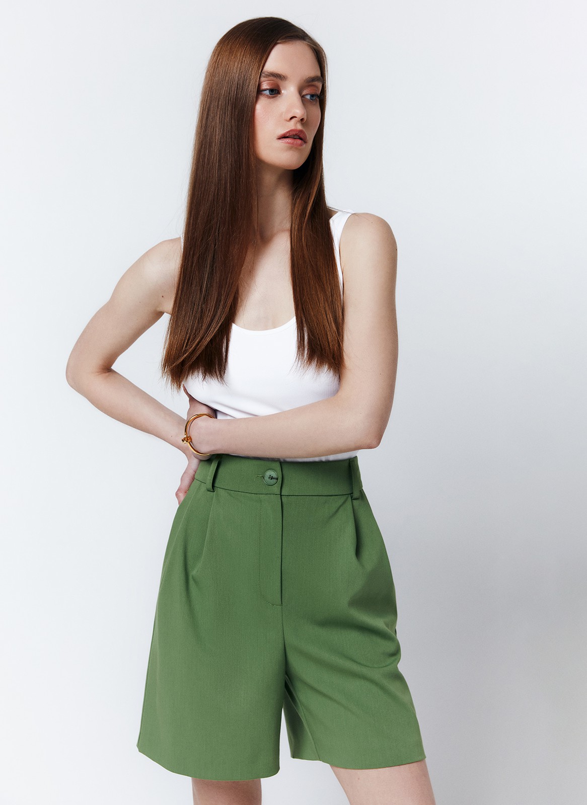 Шорты - Бермуды, цвет: зеленый Allweneed
Шорты-бермуды, которые по стилю напоминают классические брюки. Для модели выбрали матовую и гладкую костюмную ткань Застежка на молнию и пуговицу. Когда устанете от брюк в офисе, замените их на шорты. Шорты легко стилизовать: просто добавьте легкий жакет или составьте образ с футболкой и спортивной обувью.
На модели размер XS