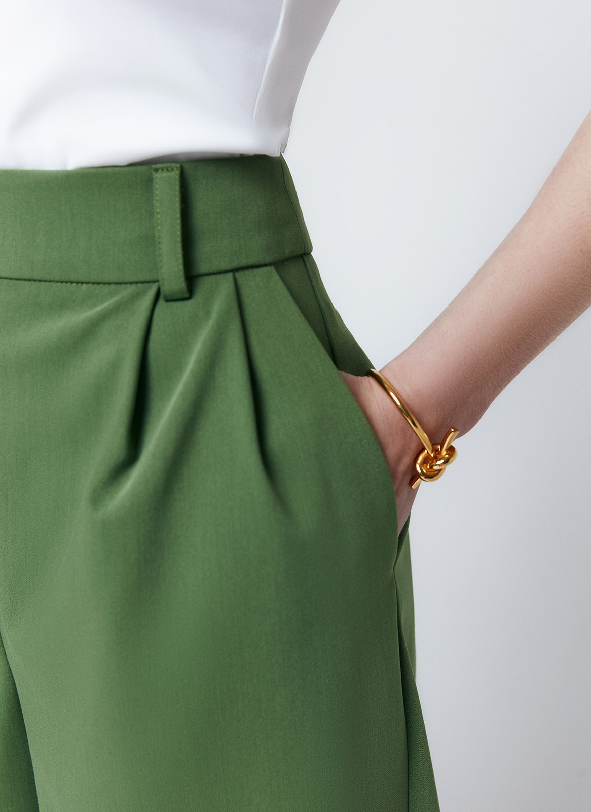 Шорты - Бермуды, цвет: зеленый Allweneed
Шорты-бермуды, которые по стилю напоминают классические брюки. Для модели выбрали матовую и гладкую костюмную ткань Застежка на молнию и пуговицу. Когда устанете от брюк в офисе, замените их на шорты. Шорты легко стилизовать: просто добавьте легкий жакет или составьте образ с футболкой и спортивной обувью.
На модели размер XS