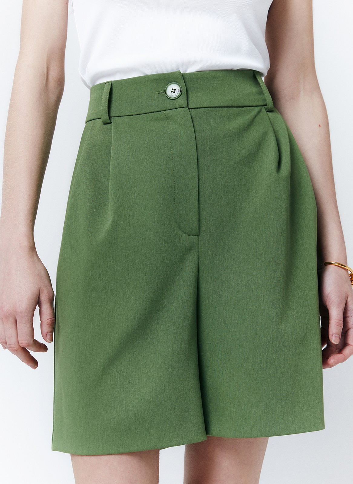 Шорты - Бермуды, цвет: зеленый Allweneed
Шорты-бермуды, которые по стилю напоминают классические брюки. Для модели выбрали матовую и гладкую костюмную ткань Застежка на молнию и пуговицу. Когда устанете от брюк в офисе, замените их на шорты. Шорты легко стилизовать: просто добавьте легкий жакет или составьте образ с футболкой и спортивной обувью.
На модели размер XS