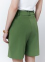 Шорты - Бермуды, цвет: зеленый Allweneed
Шорты-бермуды, которые по стилю напоминают классические брюки. Для модели выбрали матовую и гладкую костюмную ткань Застежка на молнию и пуговицу. Когда устанете от брюк в офисе, замените их на шорты. Шорты легко стилизовать: просто добавьте легкий жакет или составьте образ с футболкой и спортивной обувью.
На модели размер XS