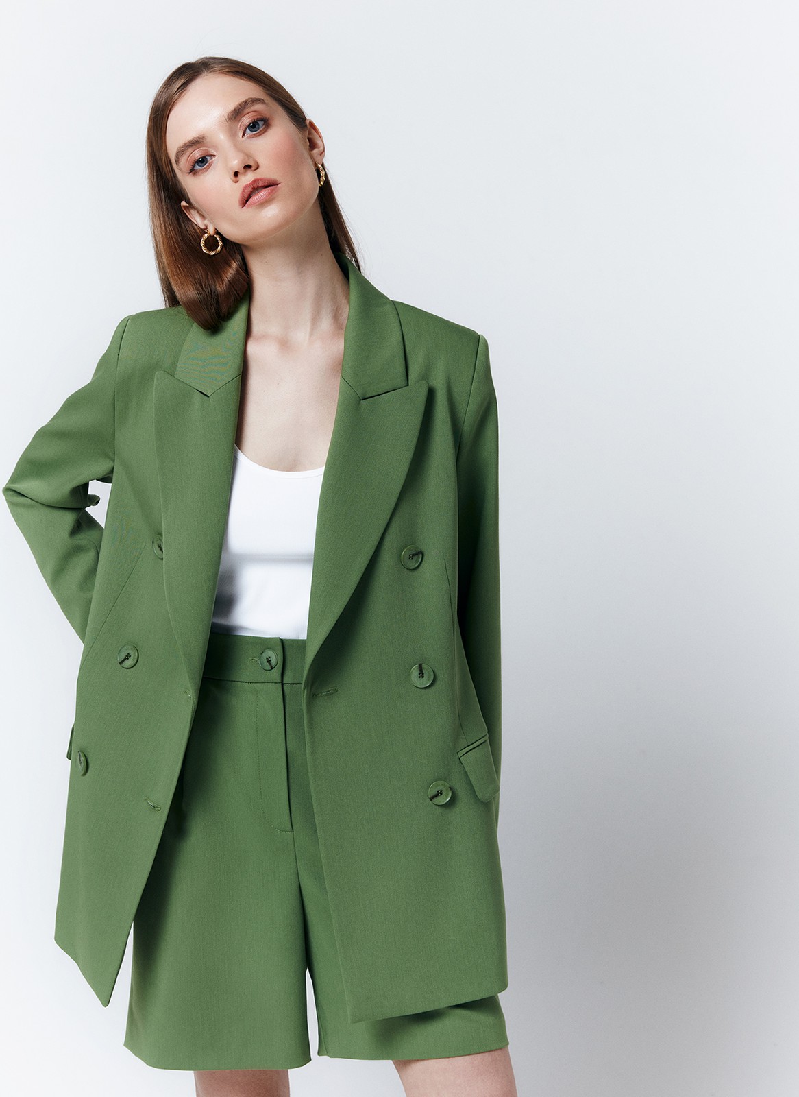 Шорты - Бермуды, цвет: зеленый Allweneed
Шорты-бермуды, которые по стилю напоминают классические брюки. Для модели выбрали матовую и гладкую костюмную ткань Застежка на молнию и пуговицу. Когда устанете от брюк в офисе, замените их на шорты. Шорты легко стилизовать: просто добавьте легкий жакет или составьте образ с футболкой и спортивной обувью.
На модели размер XS