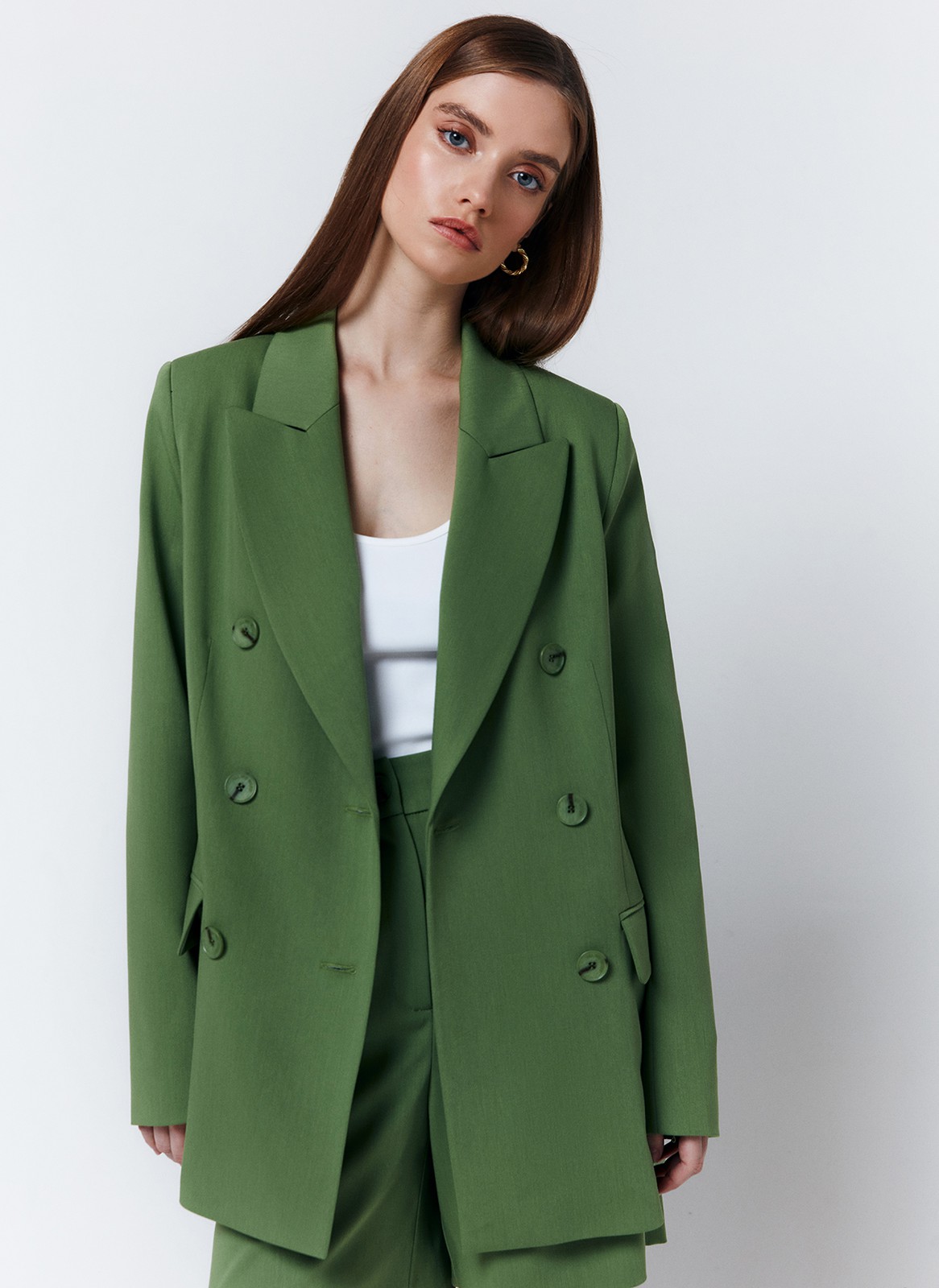 Жакет двубортный, цвет: зеленый Allweneed
Свободный двубортный жакет в стиле мужского удлинённого пиджака. Модель из гладкой и плотной костюмной ткани. Застежка на пуговицы. Классический воротник и лацканы. Жакет с подкладочной тканью. Можно носить и с формальными брюками, и с джинсами, и с платьем из шелка.
На модели размер S