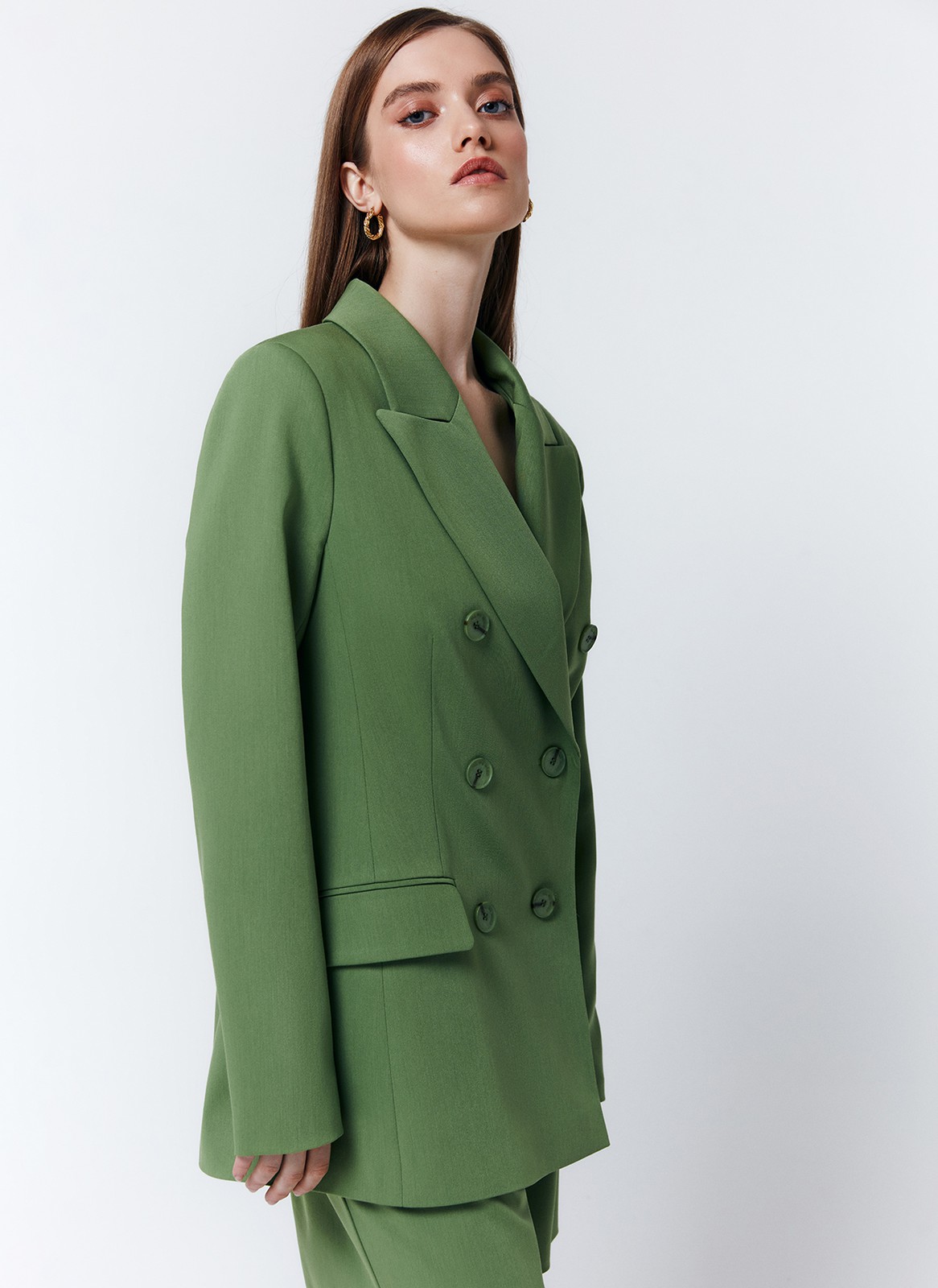 Жакет двубортный, цвет: зеленый Allweneed
Свободный двубортный жакет в стиле мужского удлинённого пиджака. Модель из гладкой и плотной костюмной ткани. Застежка на пуговицы. Классический воротник и лацканы. Жакет с подкладочной тканью. Можно носить и с формальными брюками, и с джинсами, и с платьем из шелка.
На модели размер S