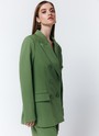 Жакет двубортный, цвет: зеленый Allweneed
Свободный двубортный жакет в стиле мужского удлинённого пиджака. Модель из гладкой и плотной костюмной ткани. Застежка на пуговицы. Классический воротник и лацканы. Жакет с подкладочной тканью. Можно носить и с формальными брюками, и с джинсами, и с платьем из шелка.
На модели размер S