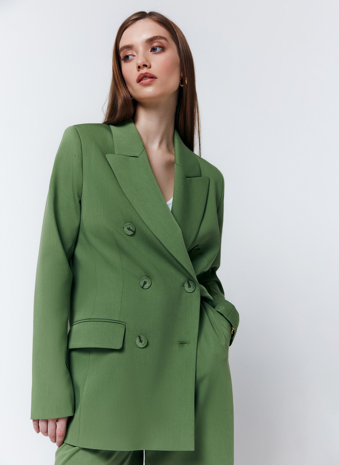 Жакет двубортный, цвет: зеленый Allweneed
Свободный двубортный жакет в стиле мужского удлинённого пиджака. Модель из гладкой и плотной костюмной ткани. Застежка на пуговицы. Классический воротник и лацканы. Жакет с подкладочной тканью. Можно носить и с формальными брюками, и с джинсами, и с платьем из шелка.
На модели размер S