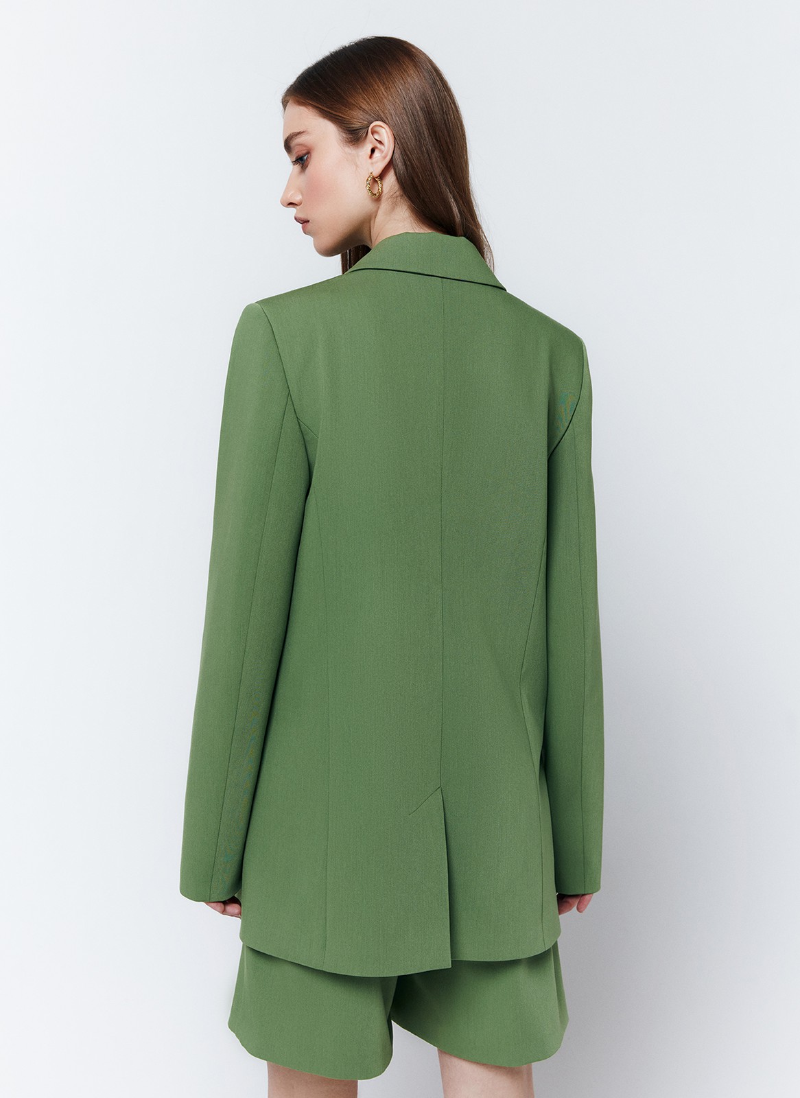 Жакет двубортный, цвет: зеленый Allweneed
Свободный двубортный жакет в стиле мужского удлинённого пиджака. Модель из гладкой и плотной костюмной ткани. Застежка на пуговицы. Классический воротник и лацканы. Жакет с подкладочной тканью. Можно носить и с формальными брюками, и с джинсами, и с платьем из шелка.
На модели размер S