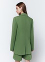 Жакет двубортный, цвет: зеленый Allweneed
Свободный двубортный жакет в стиле мужского удлинённого пиджака. Модель из гладкой и плотной костюмной ткани. Застежка на пуговицы. Классический воротник и лацканы. Жакет с подкладочной тканью. Можно носить и с формальными брюками, и с джинсами, и с платьем из шелка.
На модели размер S