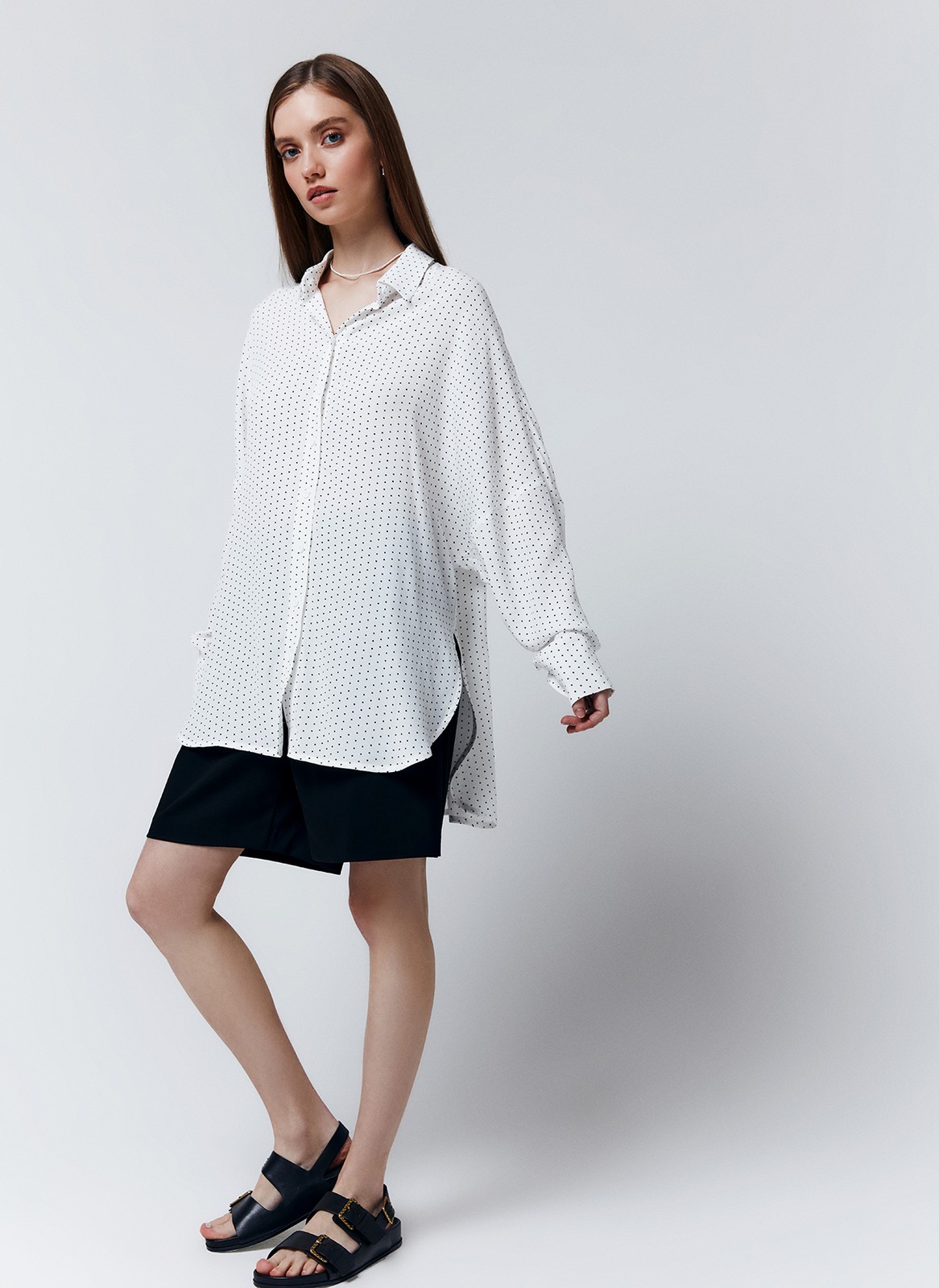 Рубашка Oversize, цвет: Белый В Черный Горошек Allweneed
Рубашка oversize акцентная модель базового гардероба. Модель выполнена из невесомой вискозы с матовой текстурой, а рубашка лимонного цвета с добавлением льна. Воротник и застежка на пуговицы. Закругленный низ. Мы знаем, что вам нравятся многофункциональные вещи. Рубашка впишется в любые образы, от расслабленных до формальных.
На модели размер XS\S