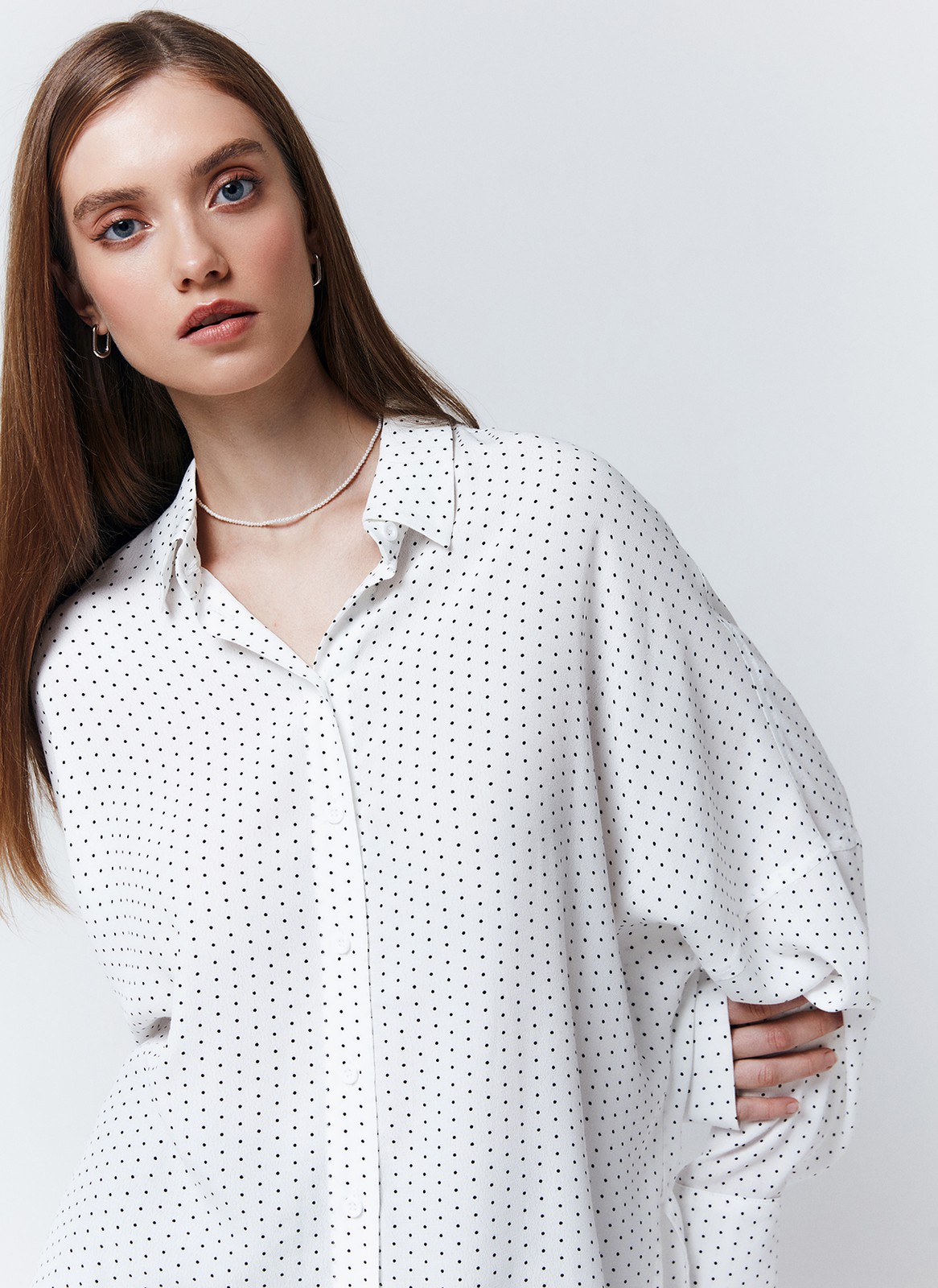 Рубашка Oversize, цвет: Белый В Черный Горошек Allweneed
Рубашка oversize акцентная модель базового гардероба. Модель выполнена из невесомой вискозы с матовой текстурой, а рубашка лимонного цвета с добавлением льна. Воротник и застежка на пуговицы. Закругленный низ. Мы знаем, что вам нравятся многофункциональные вещи. Рубашка впишется в любые образы, от расслабленных до формальных.
На модели размер XS\S