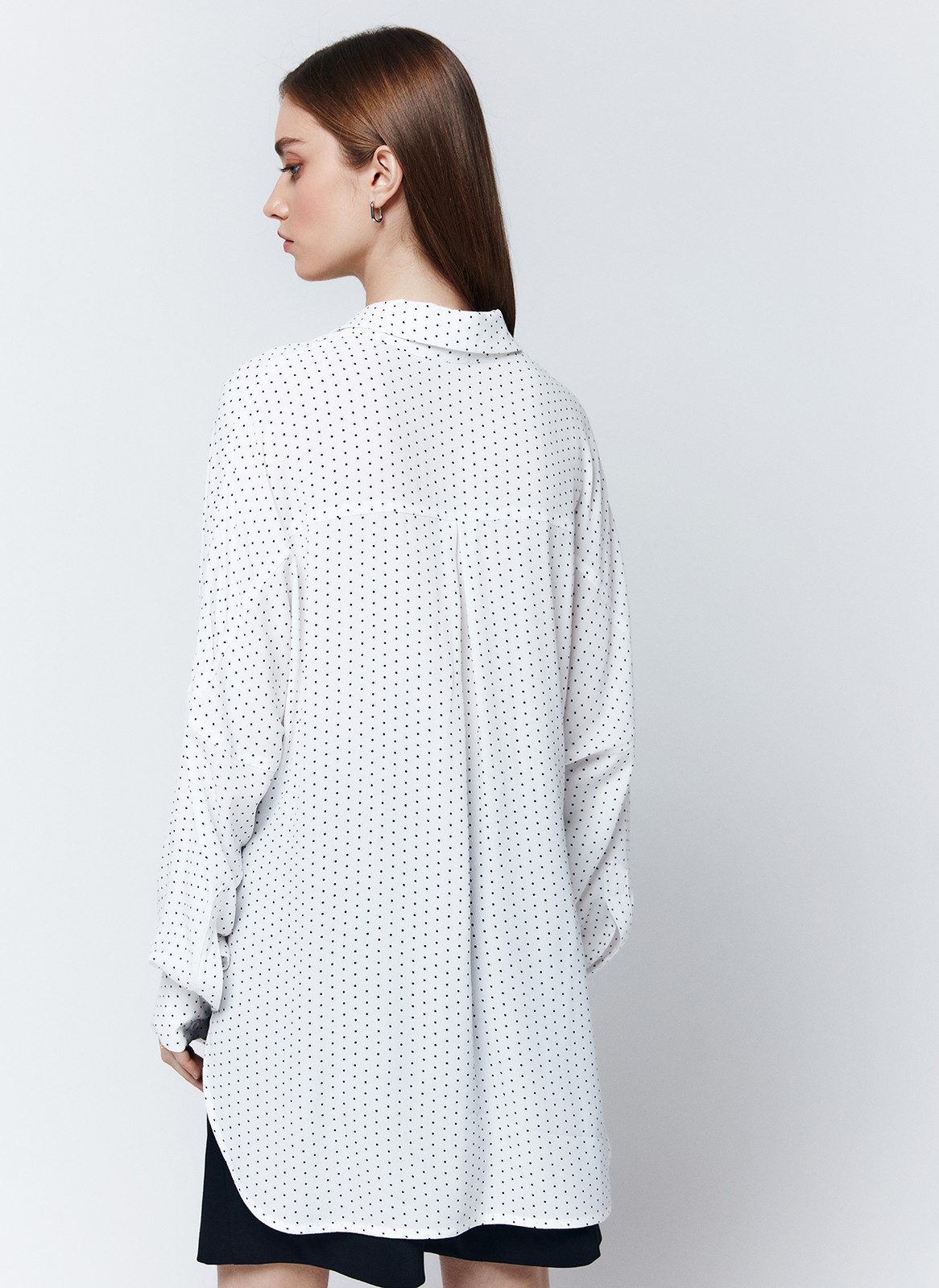 Рубашка Oversize, цвет: Белый В Черный Горошек Allweneed
Рубашка oversize акцентная модель базового гардероба. Модель выполнена из невесомой вискозы с матовой текстурой, а рубашка лимонного цвета с добавлением льна. Воротник и застежка на пуговицы. Закругленный низ. Мы знаем, что вам нравятся многофункциональные вещи. Рубашка впишется в любые образы, от расслабленных до формальных.
На модели размер XS\S