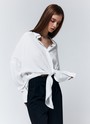 Рубашка Oversize, цвет: Белый В Черный Горошек Allweneed
Рубашка oversize акцентная модель базового гардероба. Модель выполнена из невесомой вискозы с матовой текстурой, а рубашка лимонного цвета с добавлением льна. Воротник и застежка на пуговицы. Закругленный низ. Мы знаем, что вам нравятся многофункциональные вещи. Рубашка впишется в любые образы, от расслабленных до формальных.
На модели размер XS\S