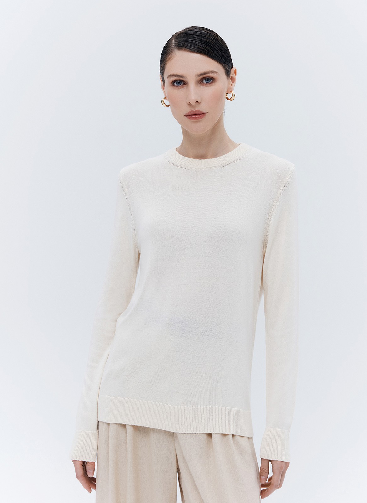 


Джемпер свободного силуэта из трикотажа. Модель из легкой и мягкой пряжи на основе вискозы и дралона. Дралон сверхпрочный и гипоаллергенный материал. Манжеты и круглая горловина. Комфортная модель, чтобы провести в ней целый день. Мы не снимаем джемпер даже дома. Носите с джинсами и юбками прохладным летним вечером. Три оттенка для вас.

