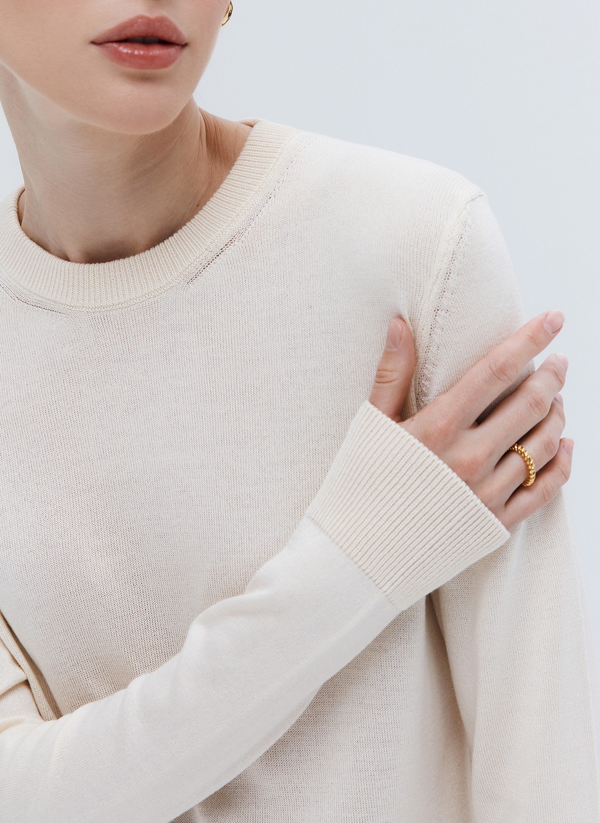 


Джемпер свободного силуэта из трикотажа. Модель из легкой и мягкой пряжи на основе вискозы и дралона. Дралон сверхпрочный и гипоаллергенный материал. Манжеты и круглая горловина. Комфортная модель, чтобы провести в ней целый день. Мы не снимаем джемпер даже дома. Носите с джинсами и юбками прохладным летним вечером. Три оттенка для вас.

