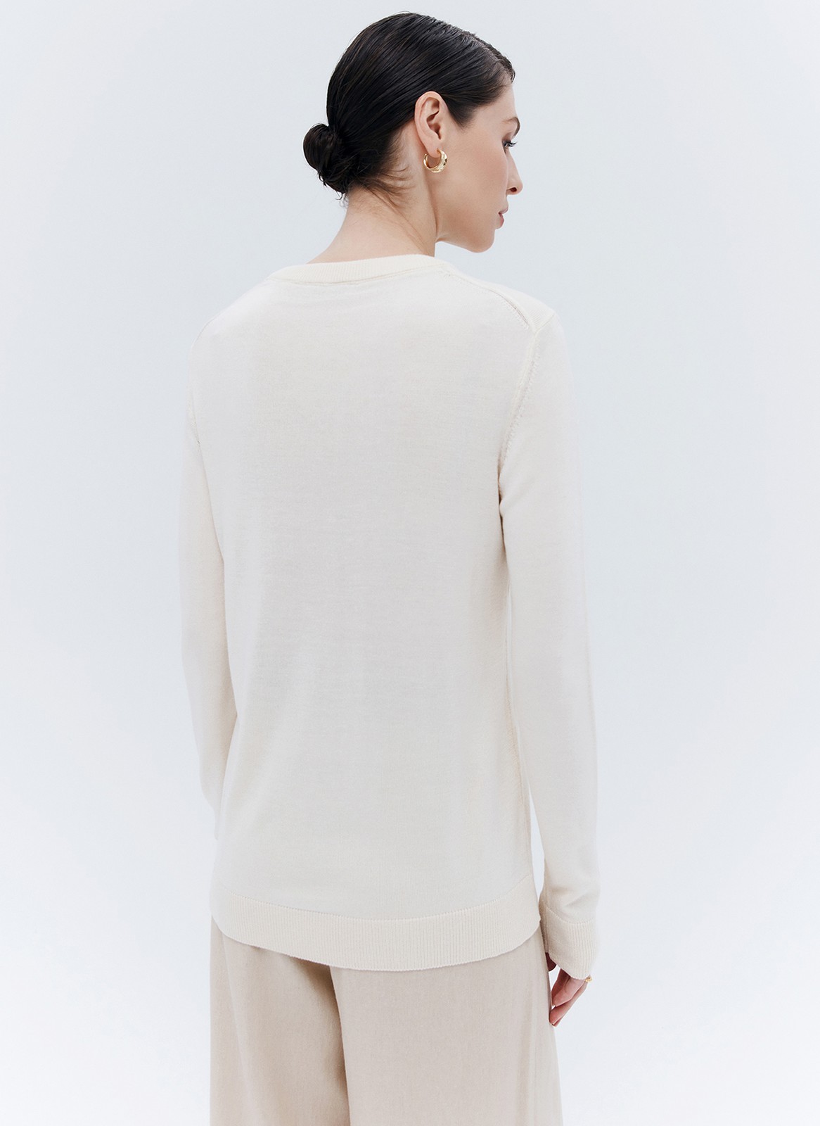 


Джемпер свободного силуэта из трикотажа. Модель из легкой и мягкой пряжи на основе вискозы и дралона. Дралон сверхпрочный и гипоаллергенный материал. Манжеты и круглая горловина. Комфортная модель, чтобы провести в ней целый день. Мы не снимаем джемпер даже дома. Носите с джинсами и юбками прохладным летним вечером. Три оттенка для вас.

