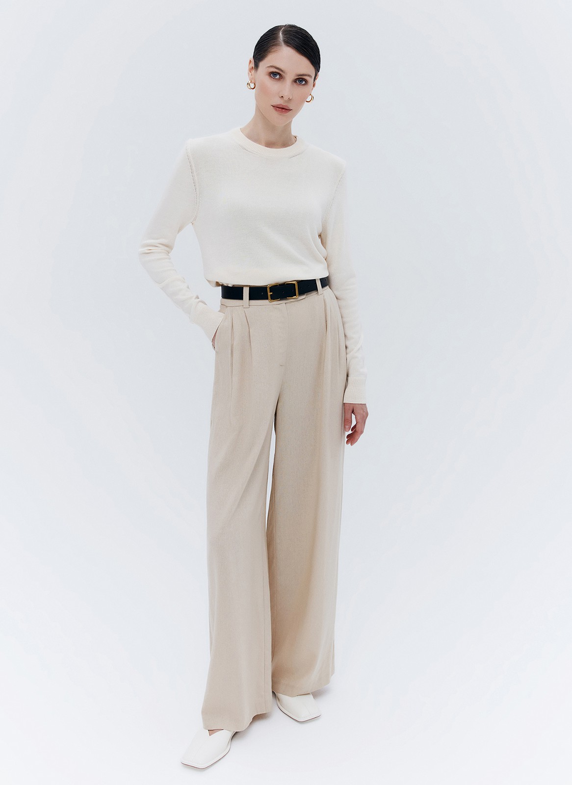 


Джемпер свободного силуэта из трикотажа. Модель из легкой и мягкой пряжи на основе вискозы и дралона. Дралон сверхпрочный и гипоаллергенный материал. Манжеты и круглая горловина. Комфортная модель, чтобы провести в ней целый день. Мы не снимаем джемпер даже дома. Носите с джинсами и юбками прохладным летним вечером. Три оттенка для вас.

